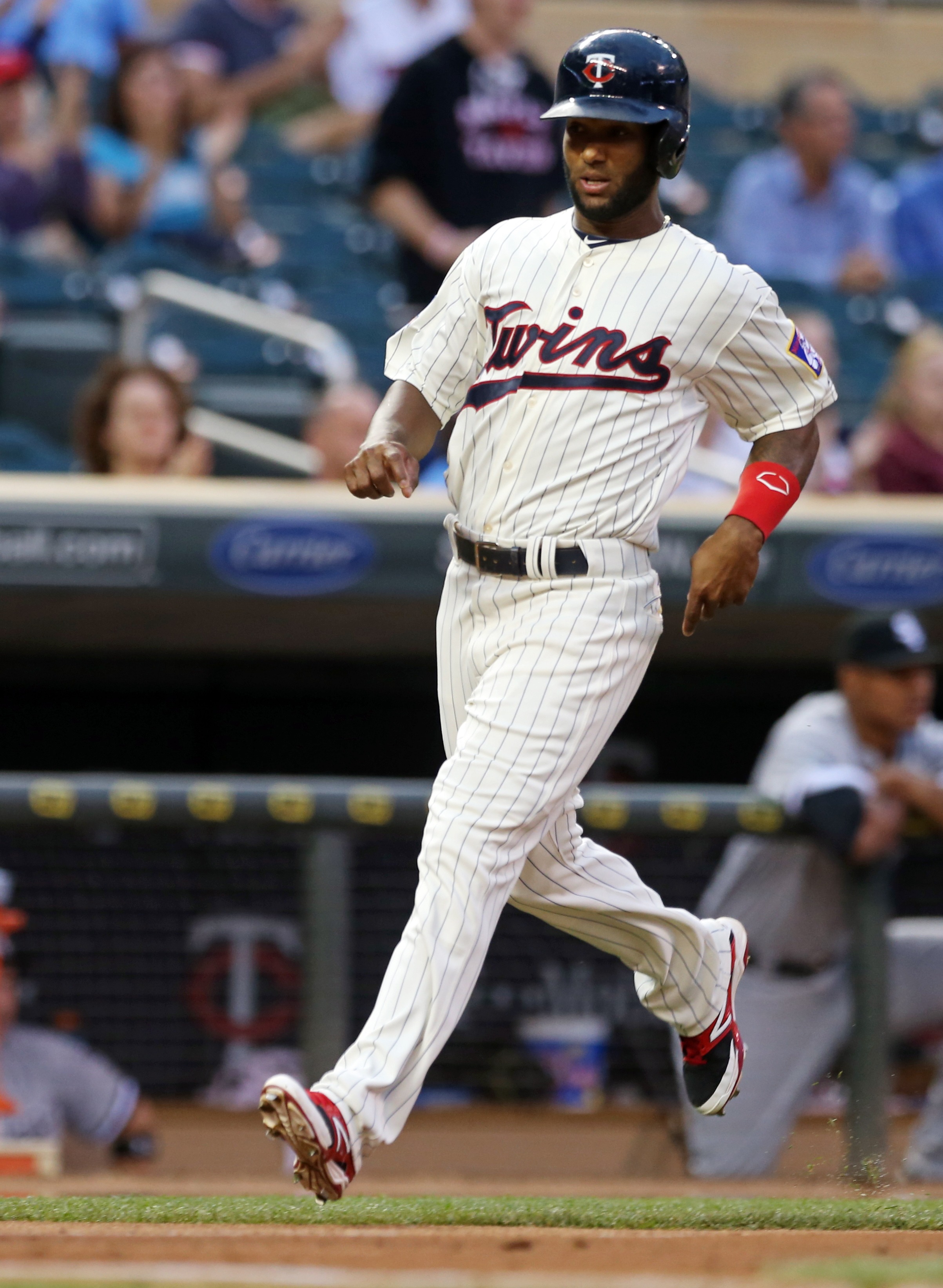 Twins' Santana leaves game with back injury
