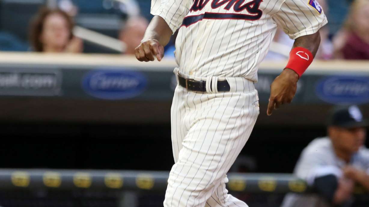 Twins' Santana leaves game with back injury