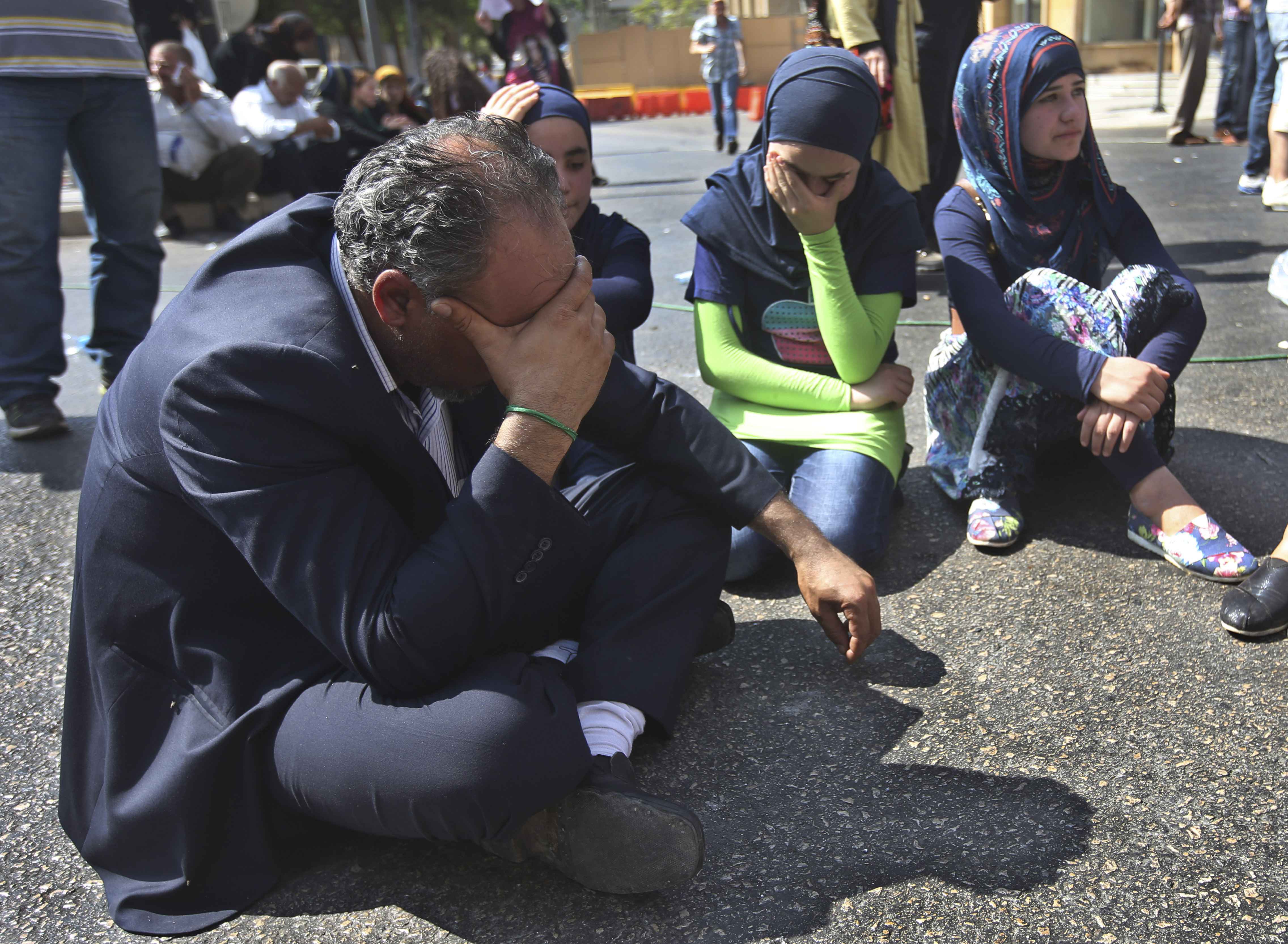 Lebanese premier urges calm over captive soldiers