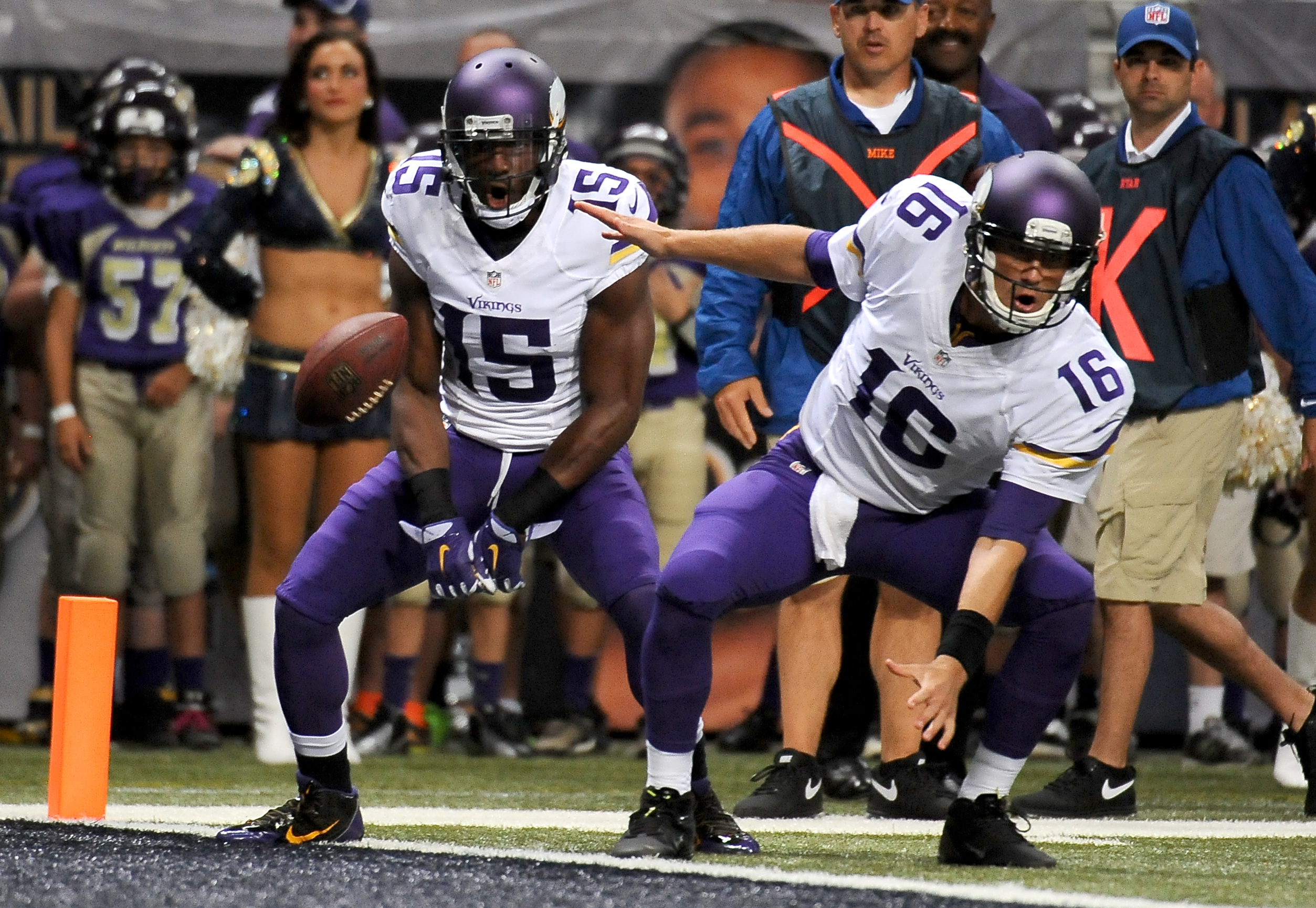Patterson shines, Vikings whip Rams