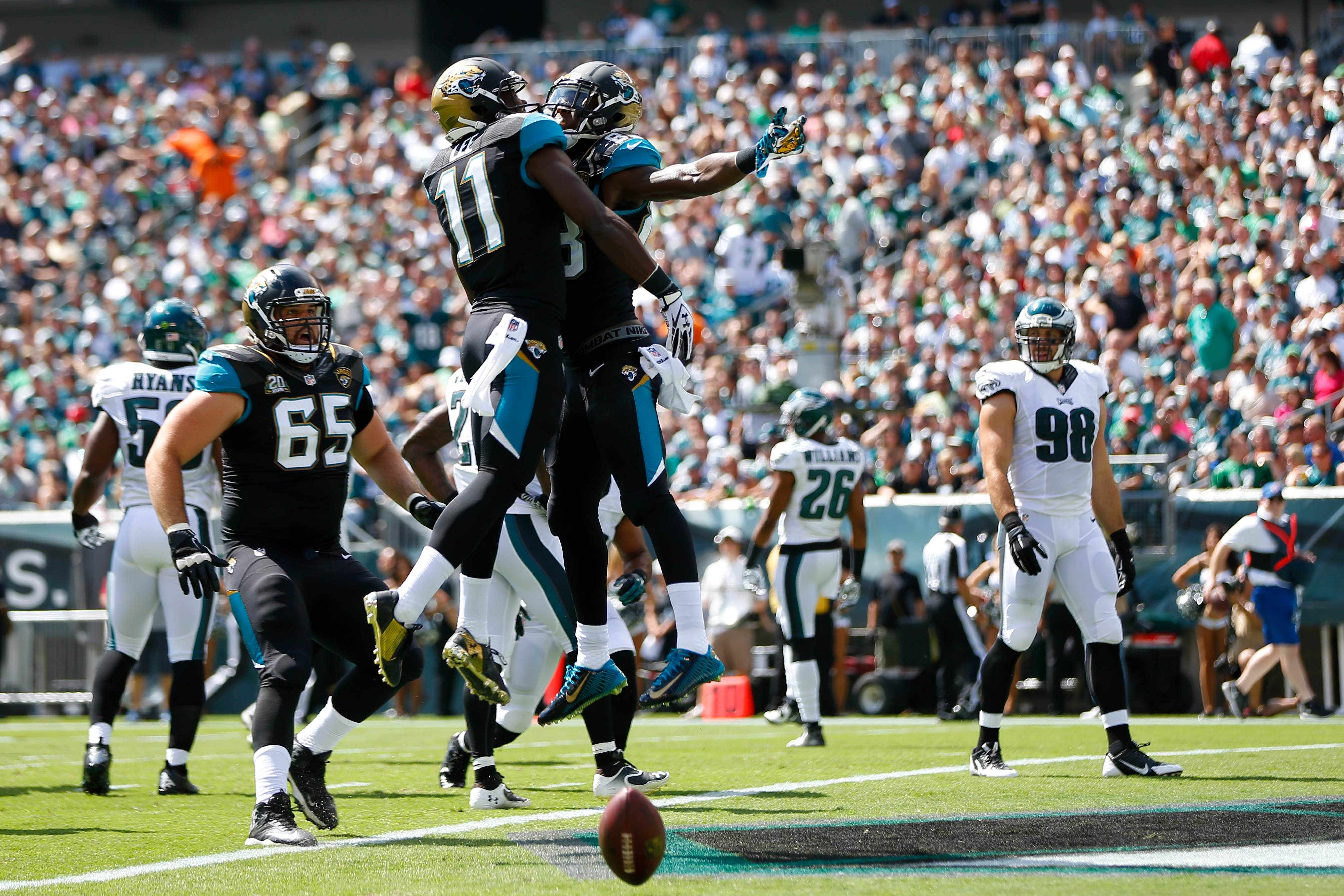 Foles leads Eagles to 34-17 win over Jaguars