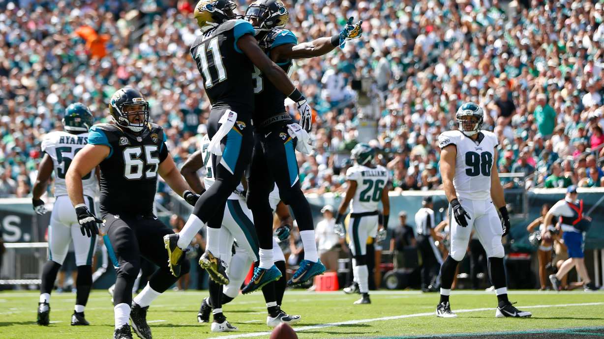Foles leads Eagles to 34-17 win over Jaguars