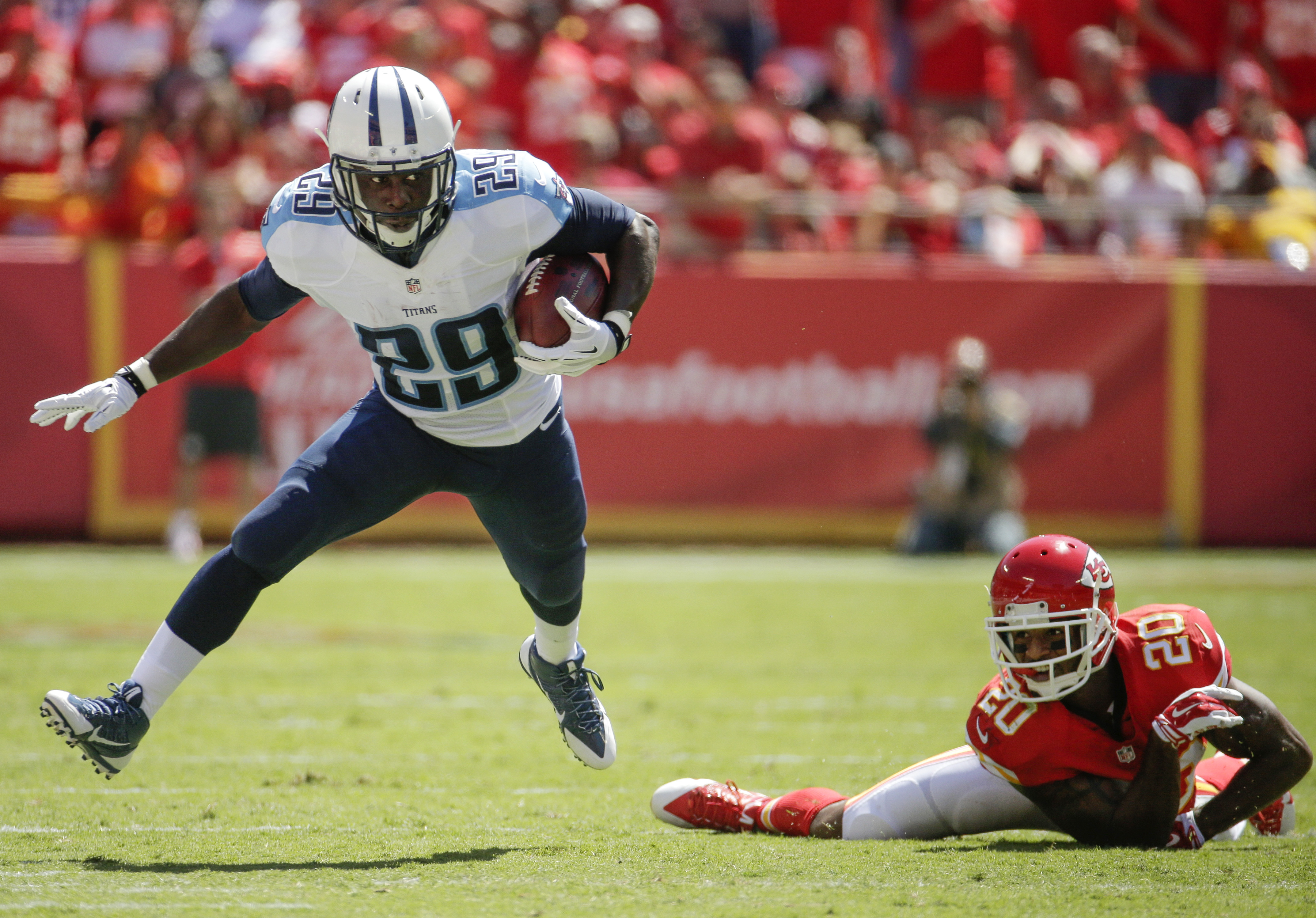 Locker leads Titans to 26-10 win over Chiefs