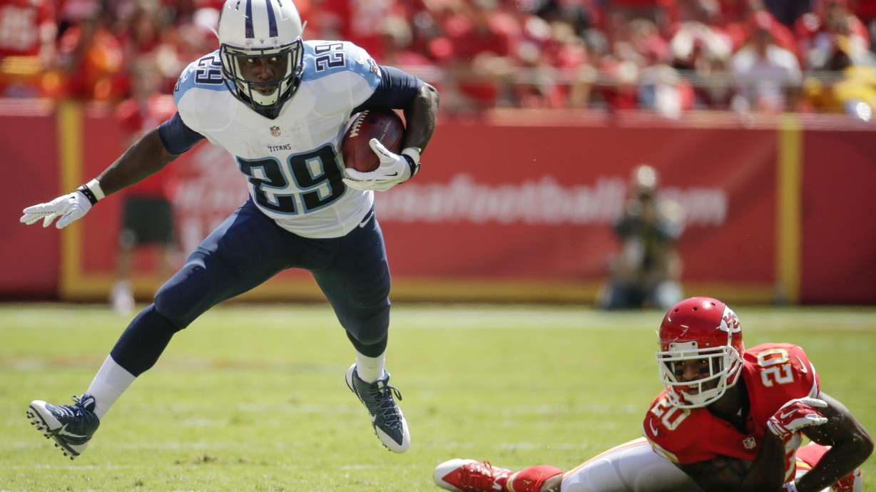 Locker leads Titans to 26-10 win over Chiefs