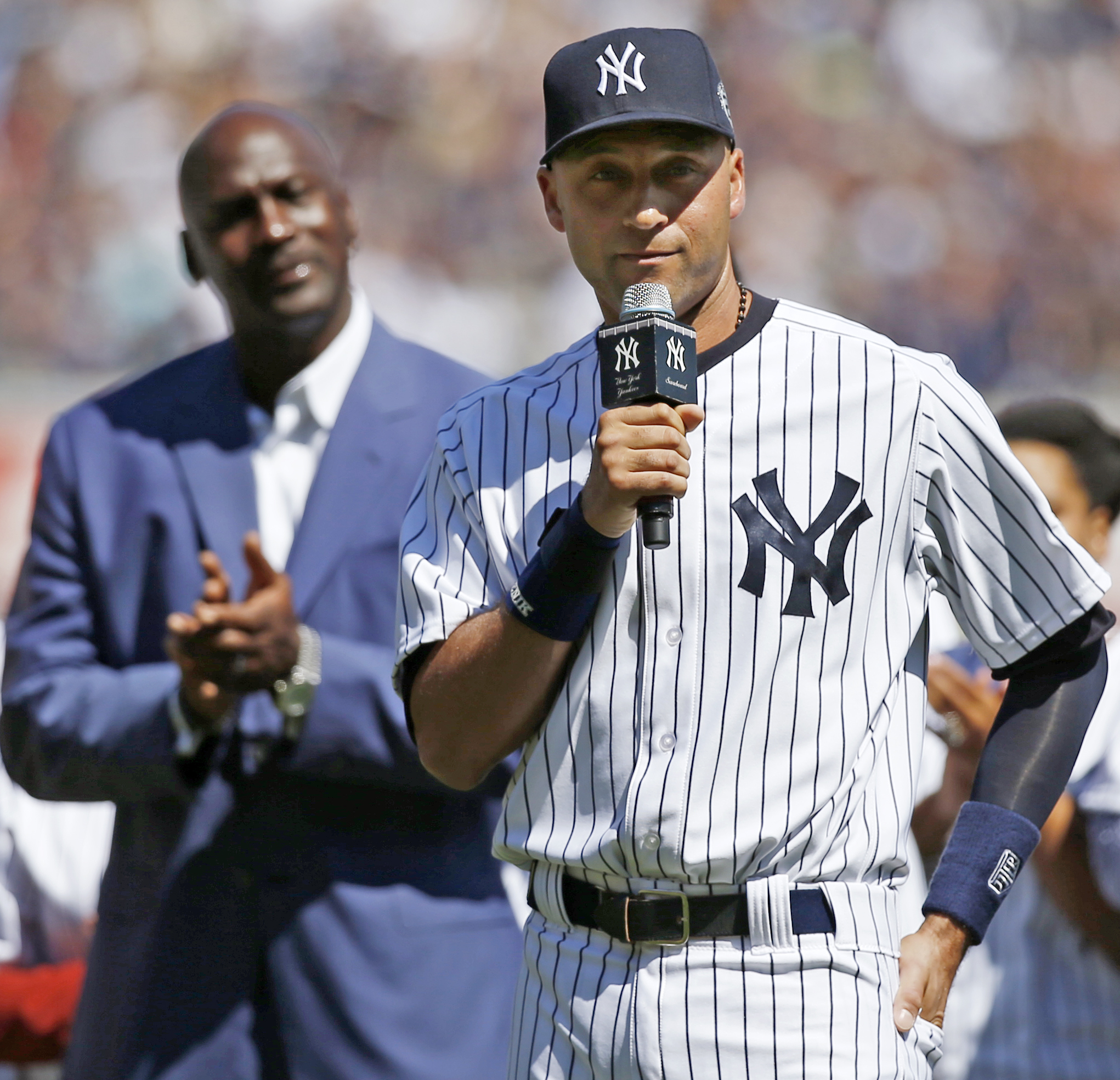 Jeter answers reporter's phone during conference