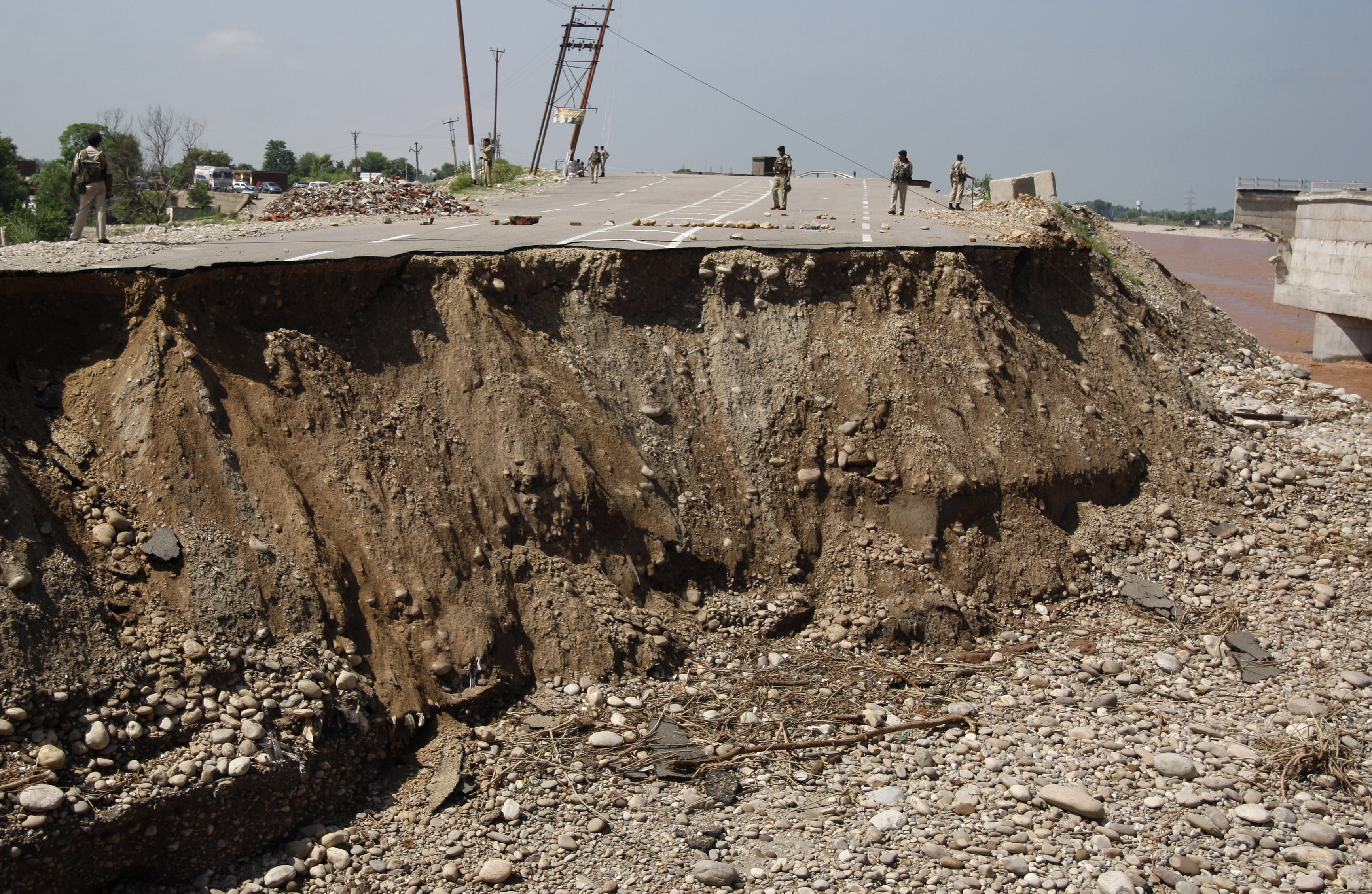 Indian, Pakistani troops aid flood-stranded people