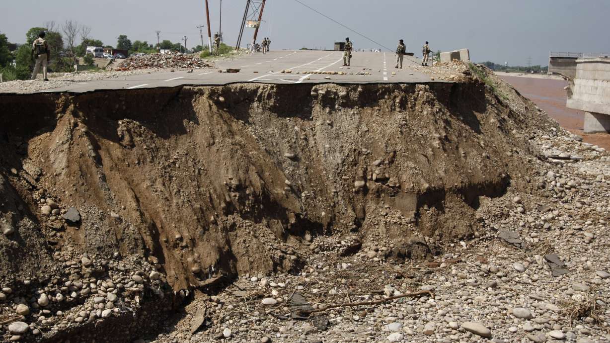 Indian, Pakistani troops aid flood-stranded people