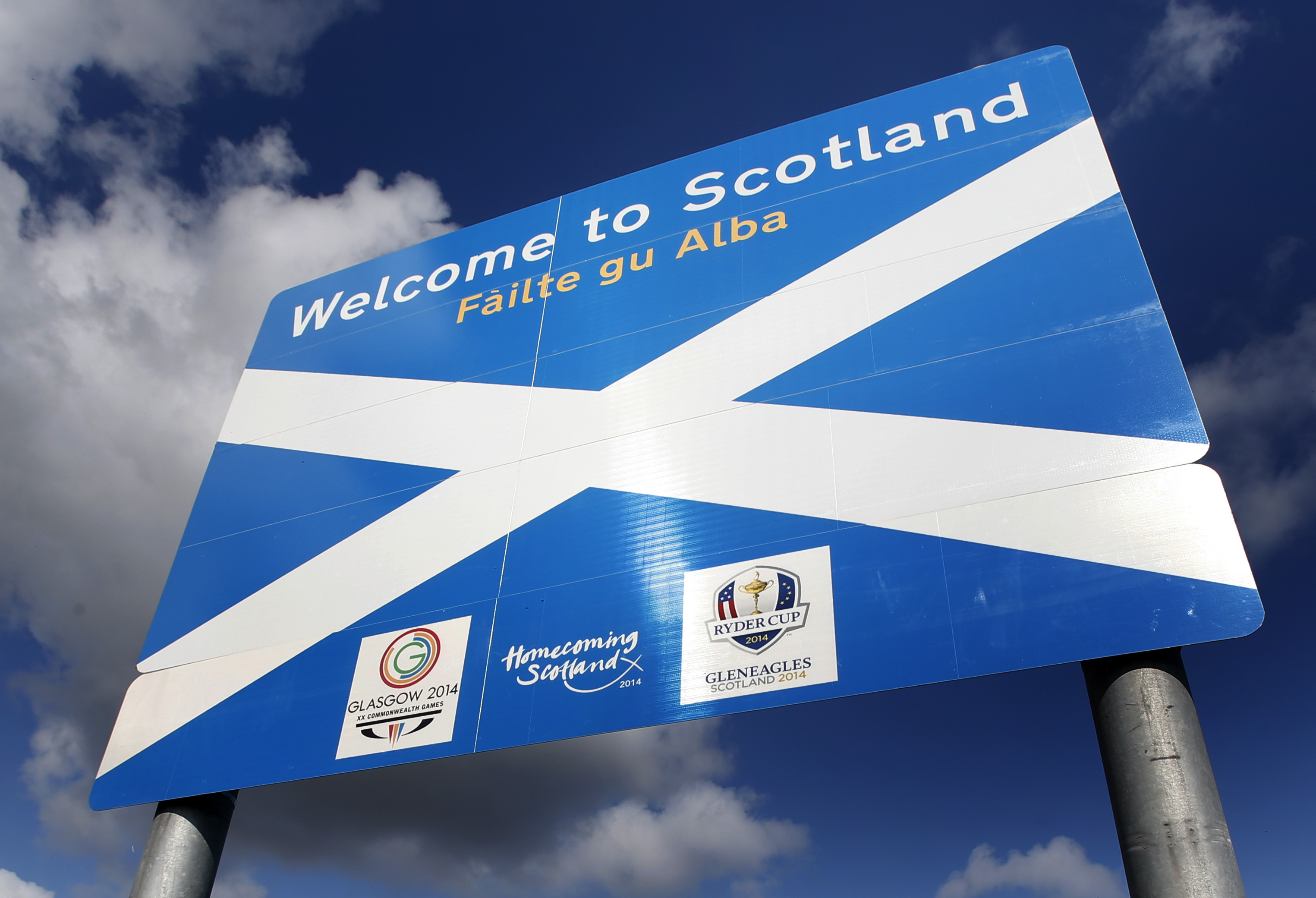 Pound sinks as Scottish independence race tightens