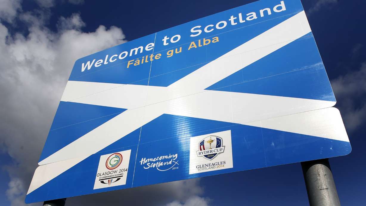 Pound sinks as Scottish independence race tightens