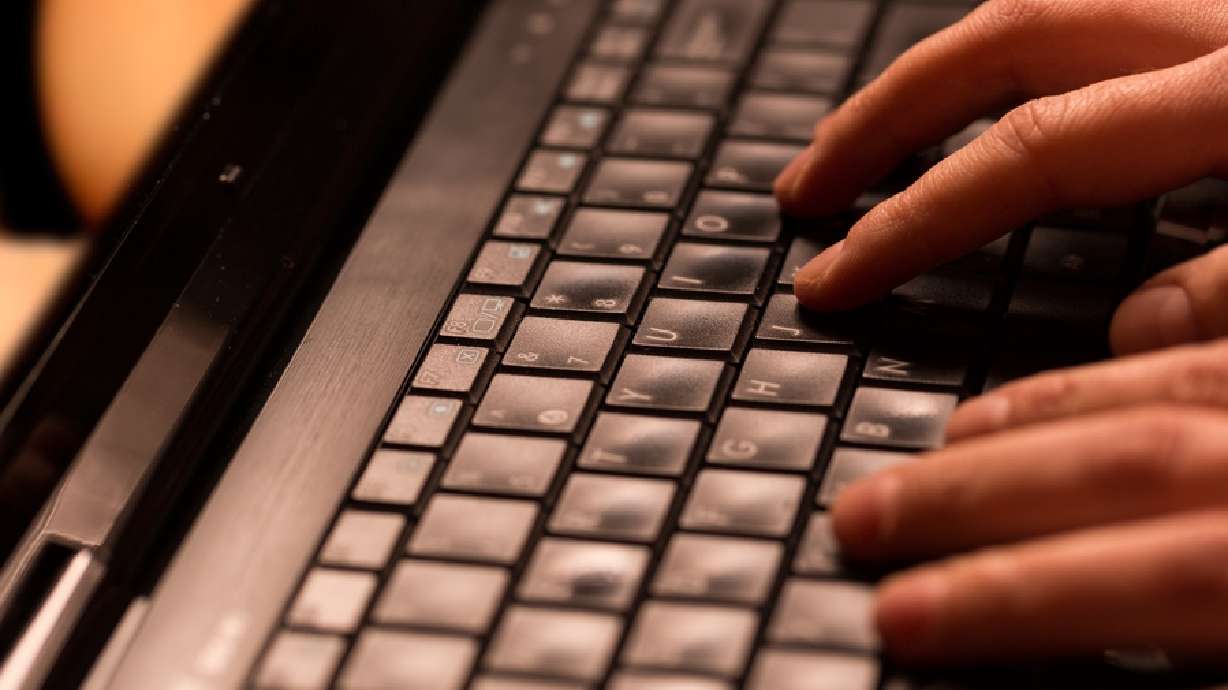 Utah politicians join push to pass Internet sales tax bill