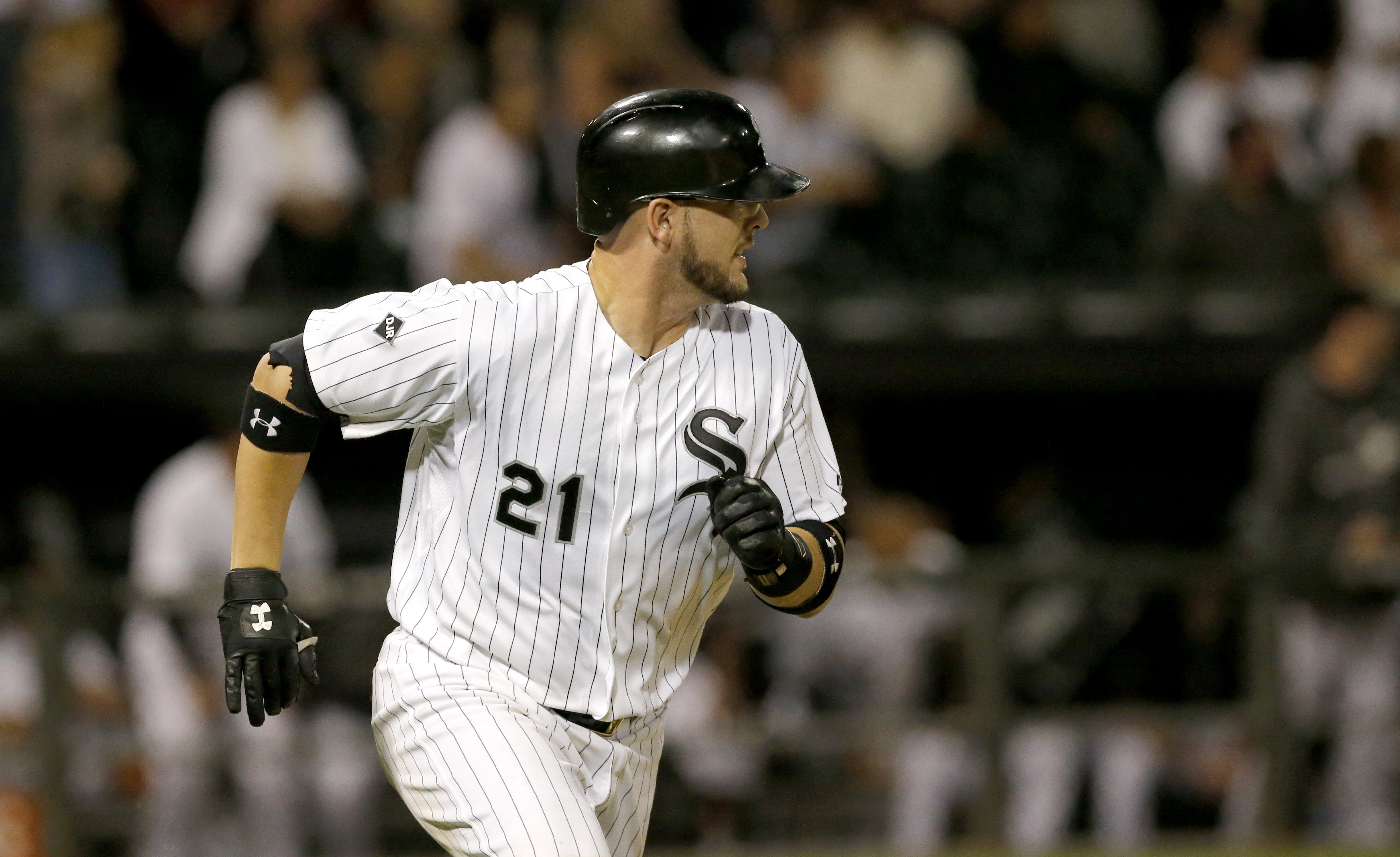 Flowers hits tying, winning homers for White Sox