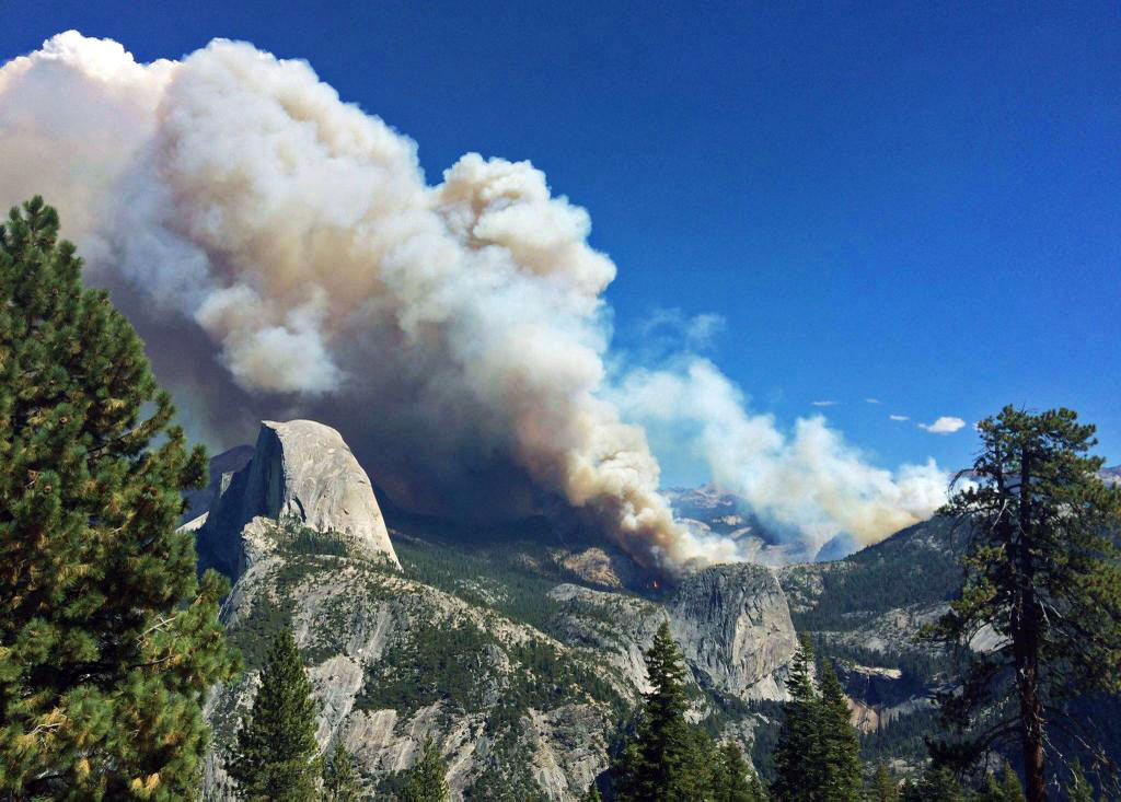 Wildfire sends smoke into famed Yosemite Valley