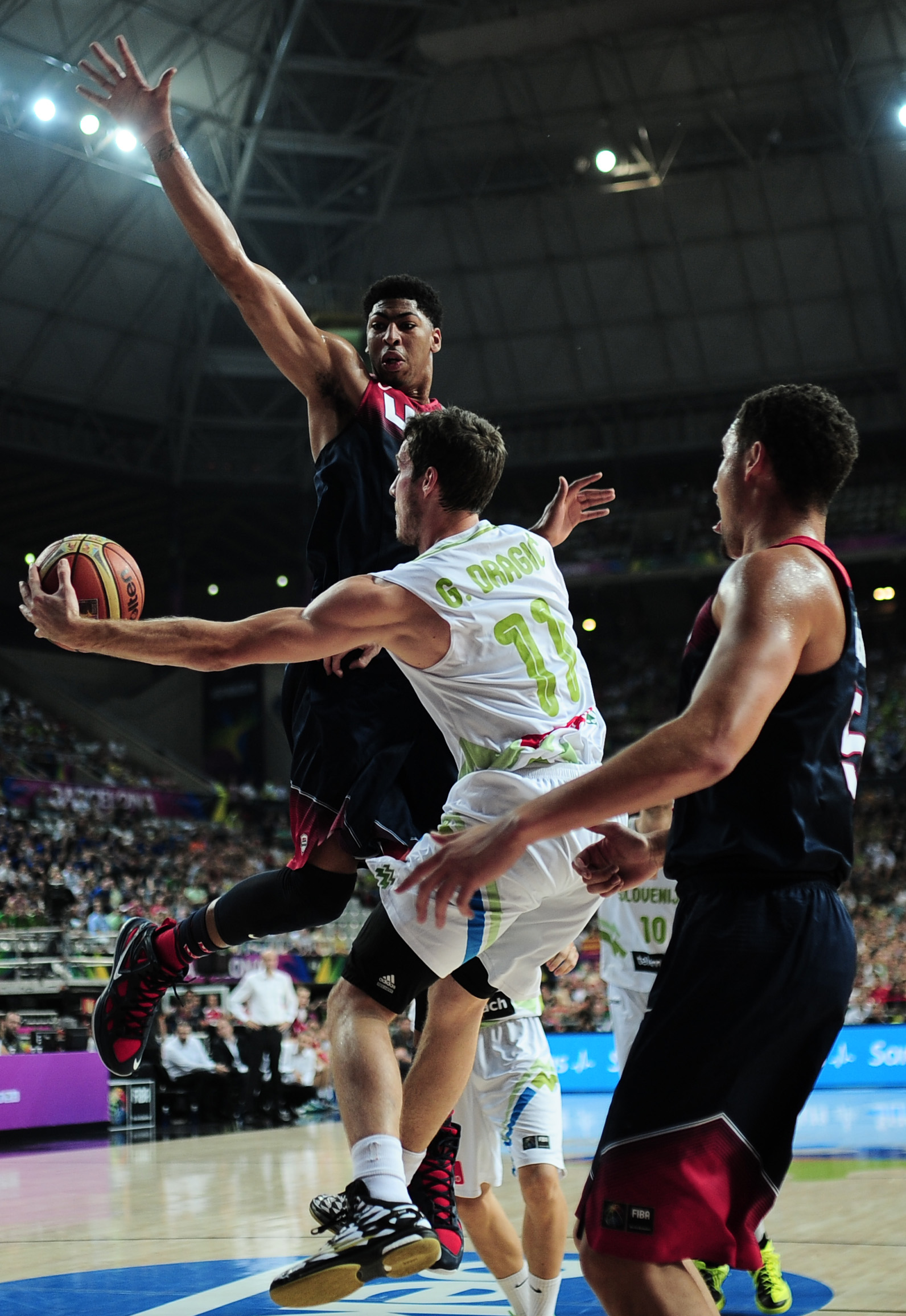 US beats Slovenia 119-76 to reach semis at worlds
