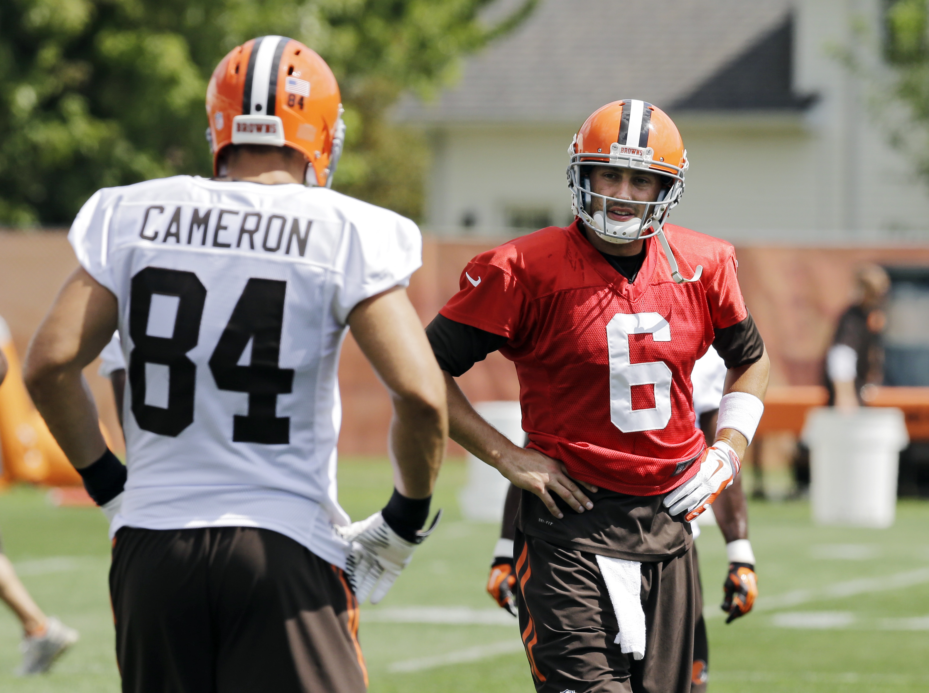 Cameron's injury has Browns shopping for tight end