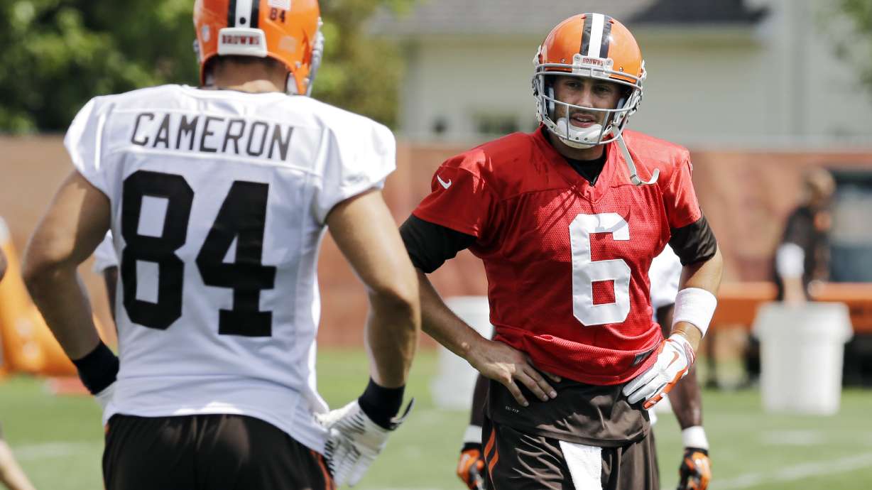 Cameron's injury has Browns shopping for tight end