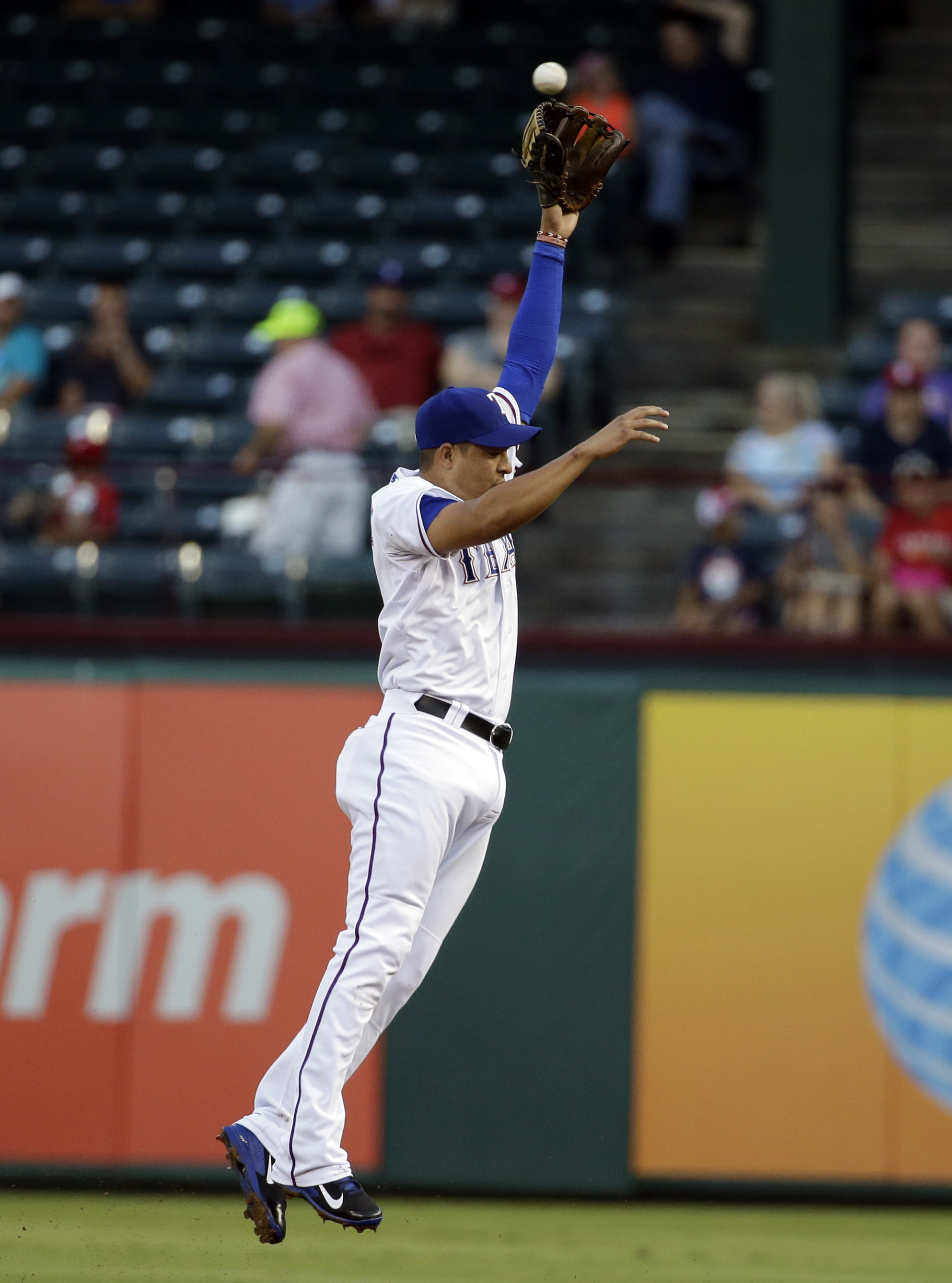 Rangers 2B makes MLB debut after 1,095 minor games