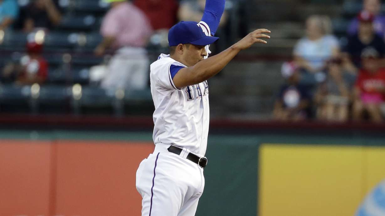Rangers 2B makes MLB debut after 1,095 minor games