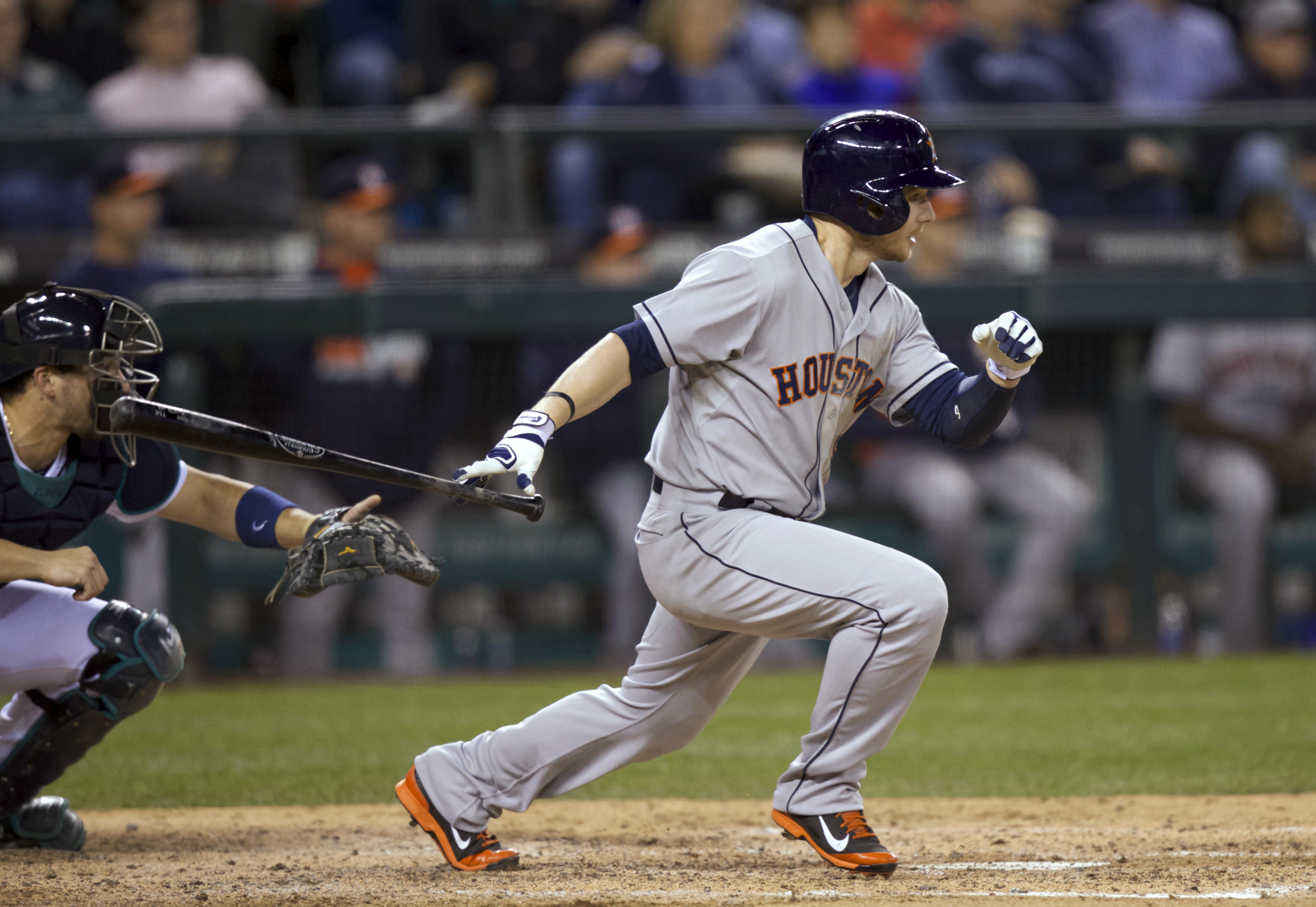Altuve helps Astros beat Mariners, 5-2