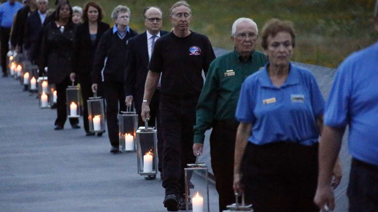Hastert donates Capitol flag to Flight 93 memorial