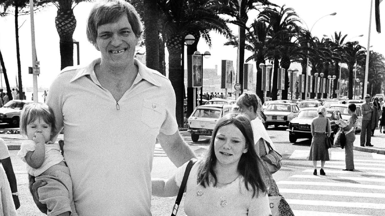 Jaws actor from Bond films Richard Kiel dies at 74