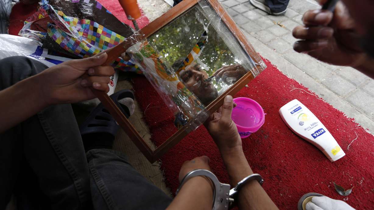 Prisoners kept handcuffed in park in Colombia