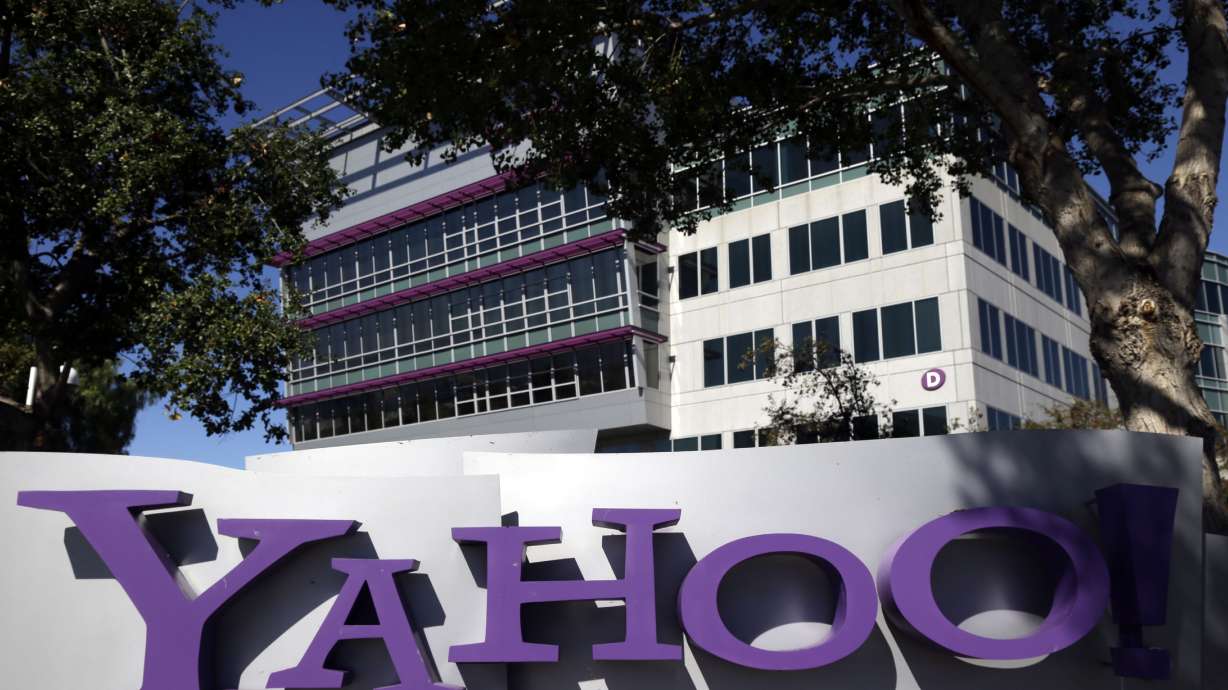 US threatened Yahoo with huge fine over emails