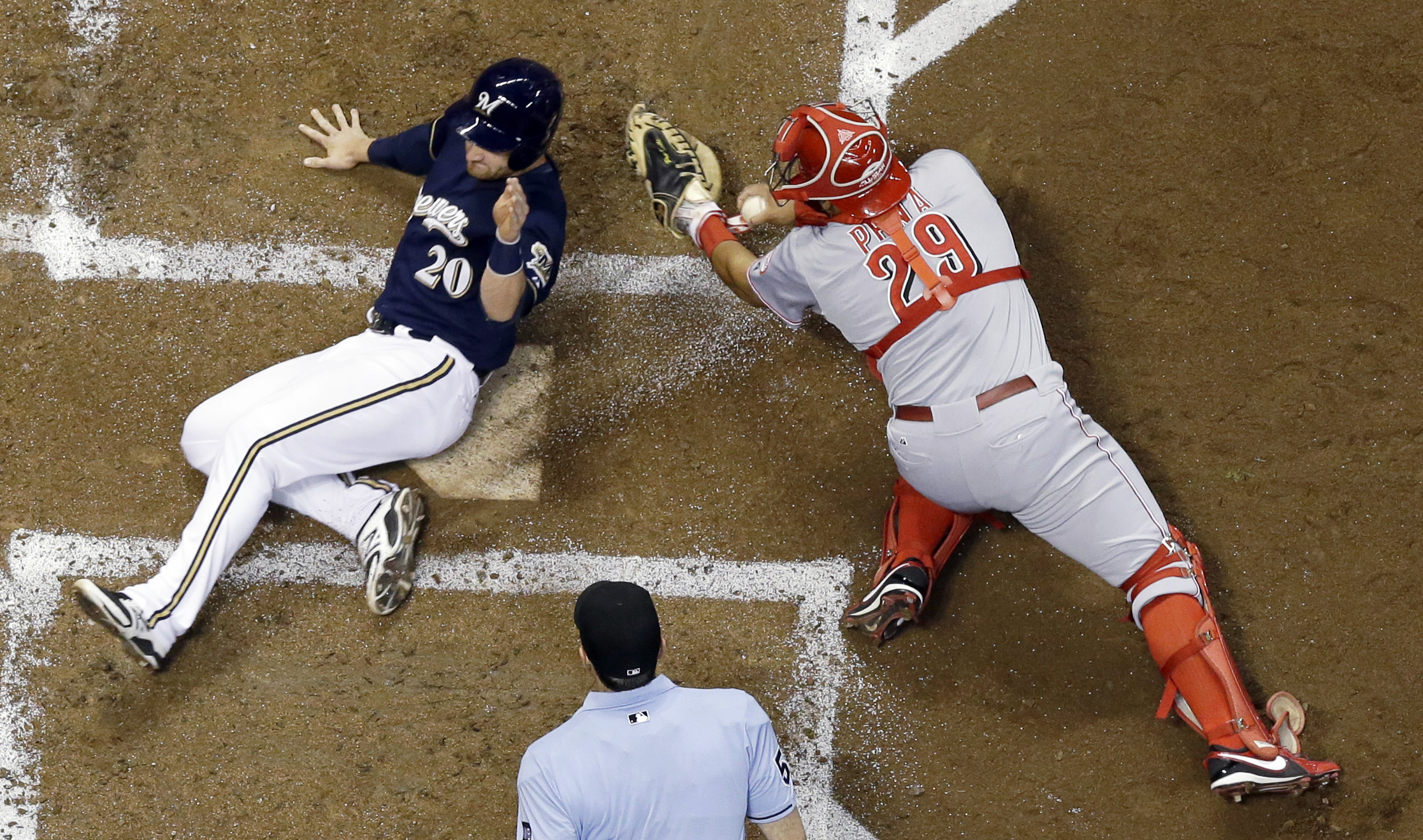 Overbay delivers, Brewers beat Reds 3-2
