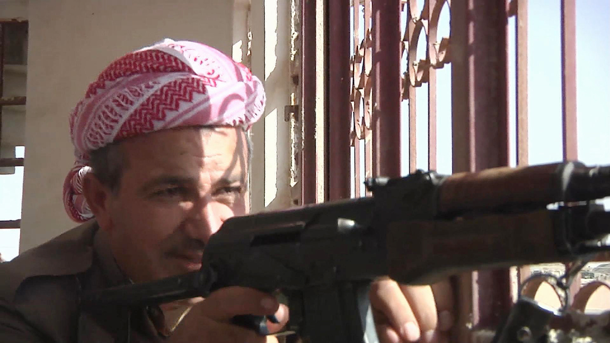 After Iraqi battles, residents choose displacement