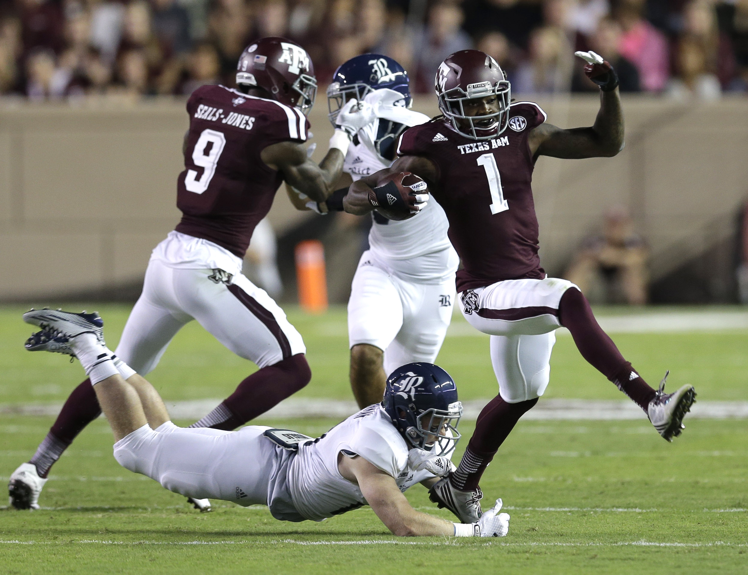 Hill's 4 TD passes lead No. 7 A&M over Rice 38-10