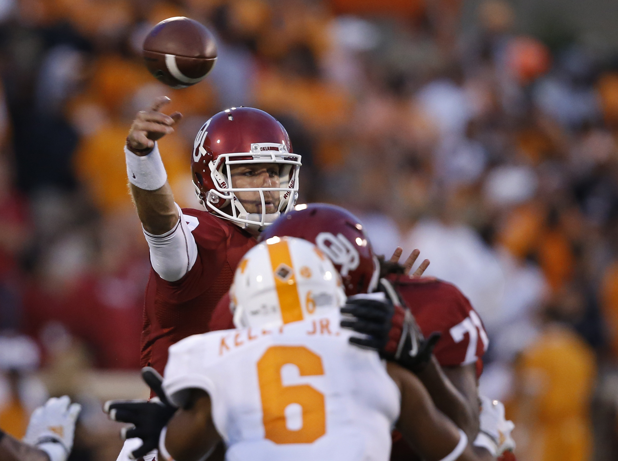 No. 4 Oklahoma beats Tennessee 34-10