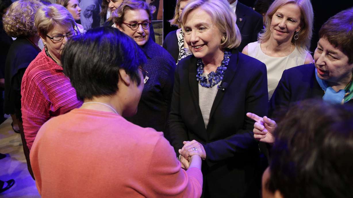 Hillary Clinton in Iowa stirs 2016 speculation