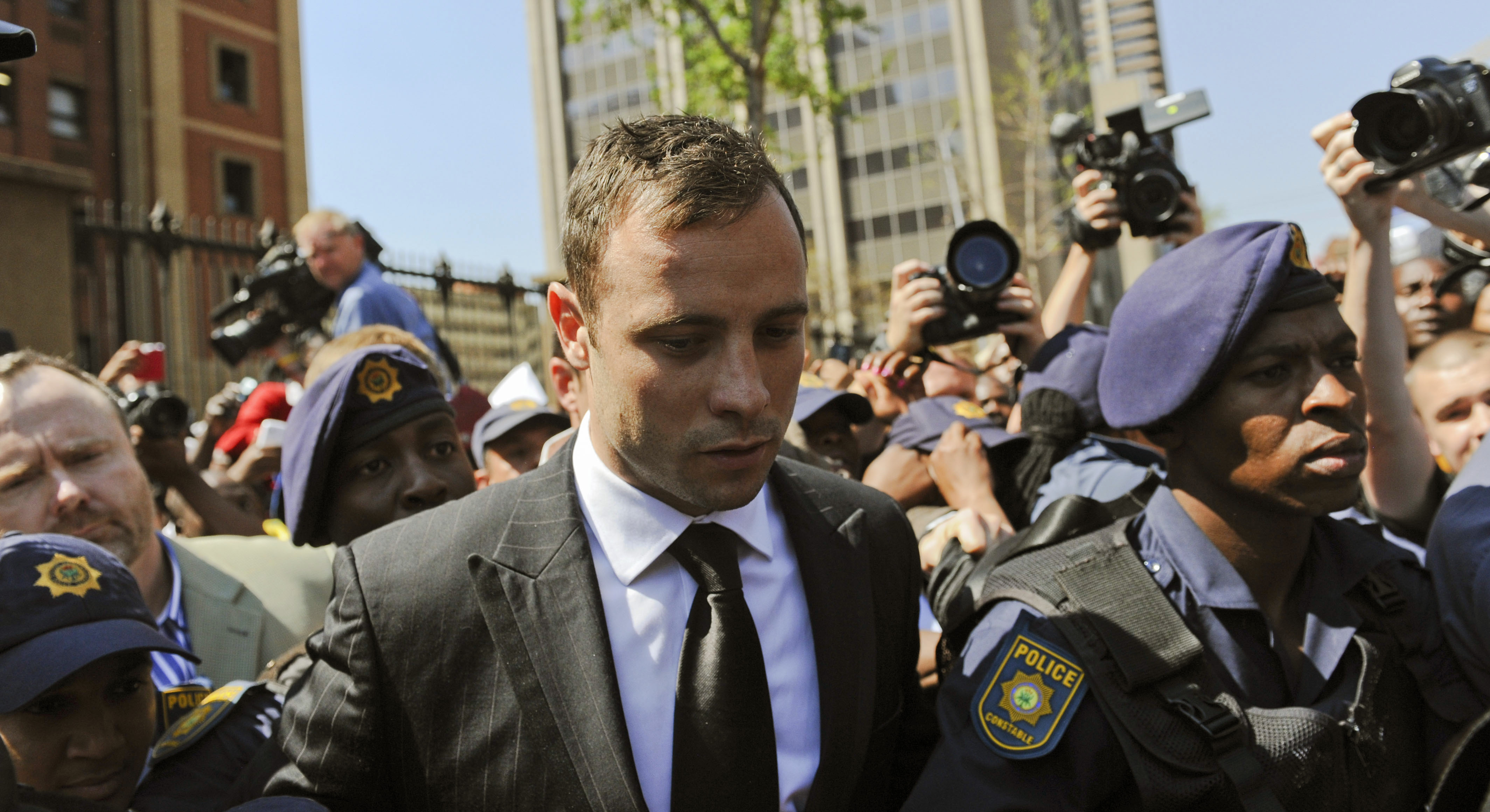 Pistorius free to compete, SA Olympic body says