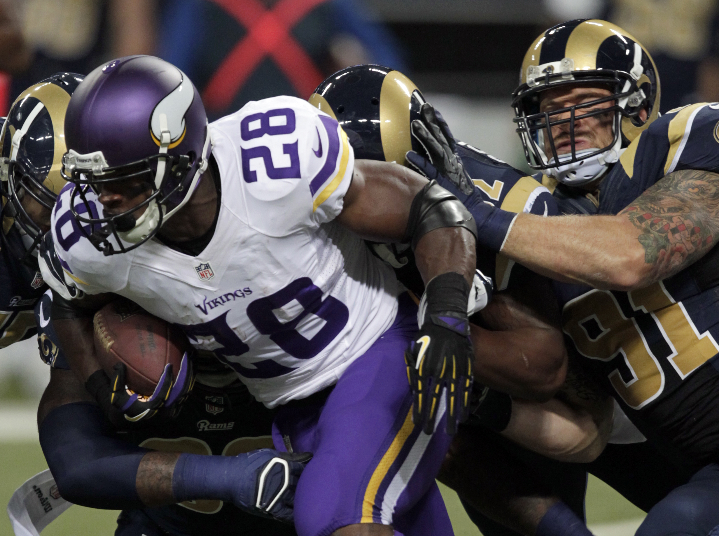 Vikings bring back Peterson despite abuse charge