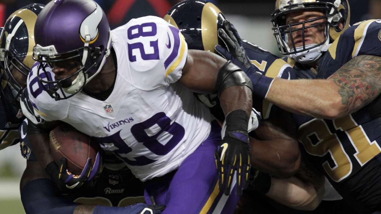 Vikings bring back Peterson despite abuse charge