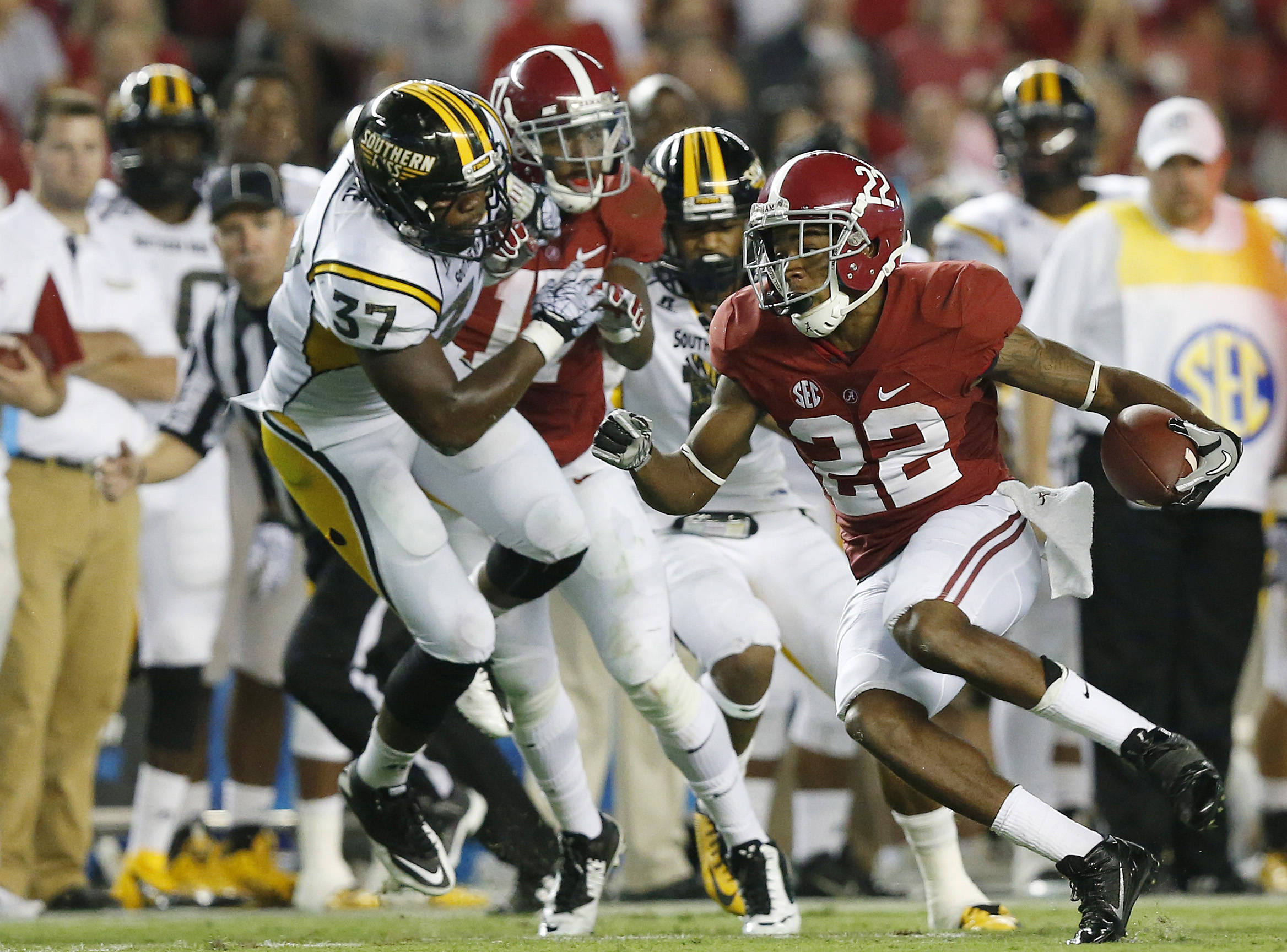 No. 3 Alabama hoping to spread ball vs. Florida