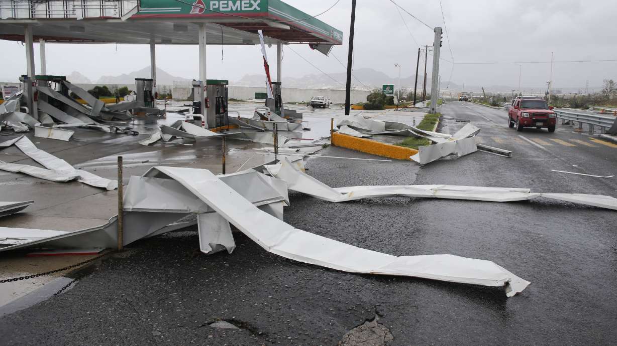 Mexico airlifts tourists after Hurricane Odile