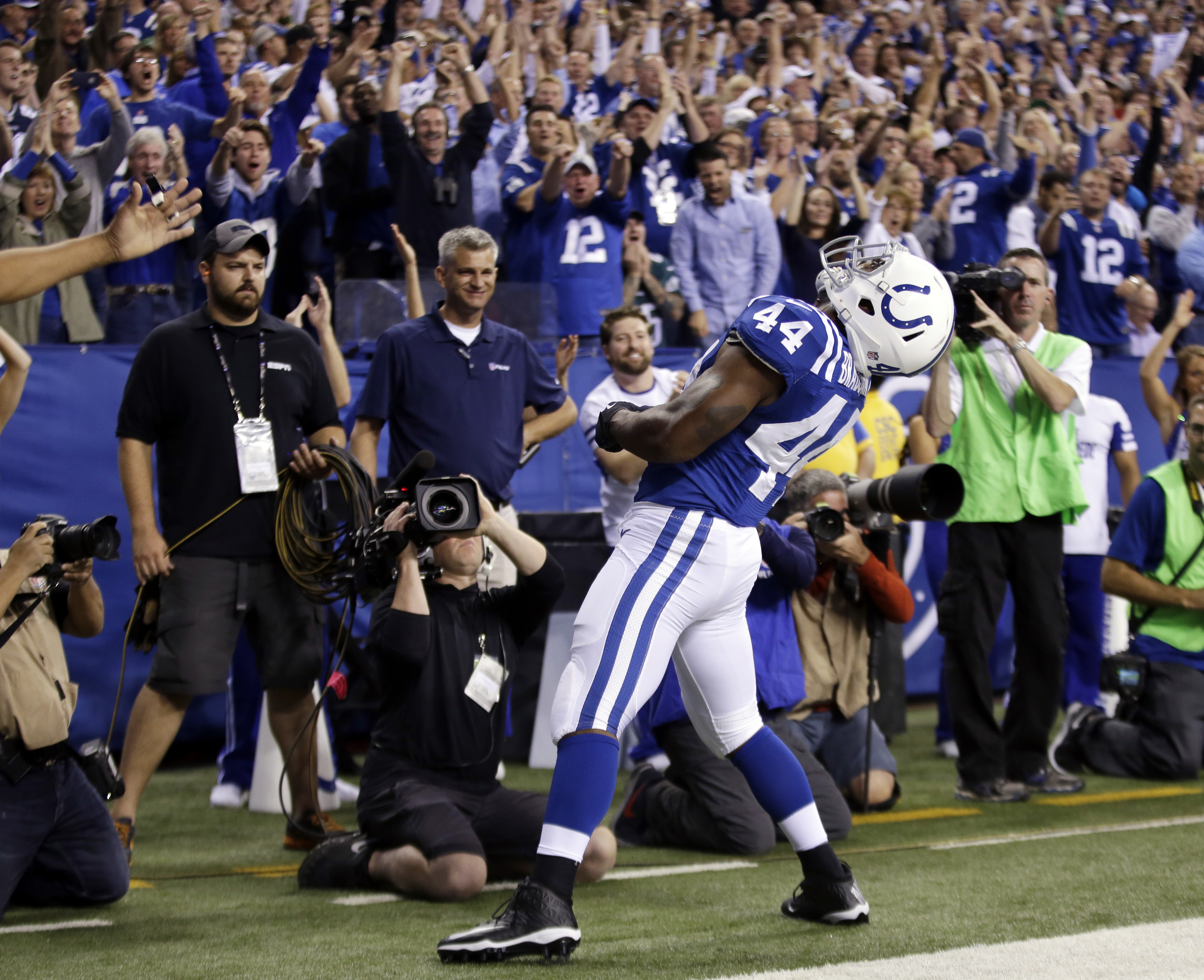 Luck's miscue allows Eagles to rally for 30-27 win