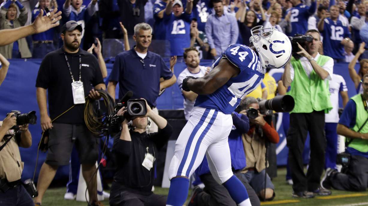 Luck's miscue allows Eagles to rally for 30-27 win