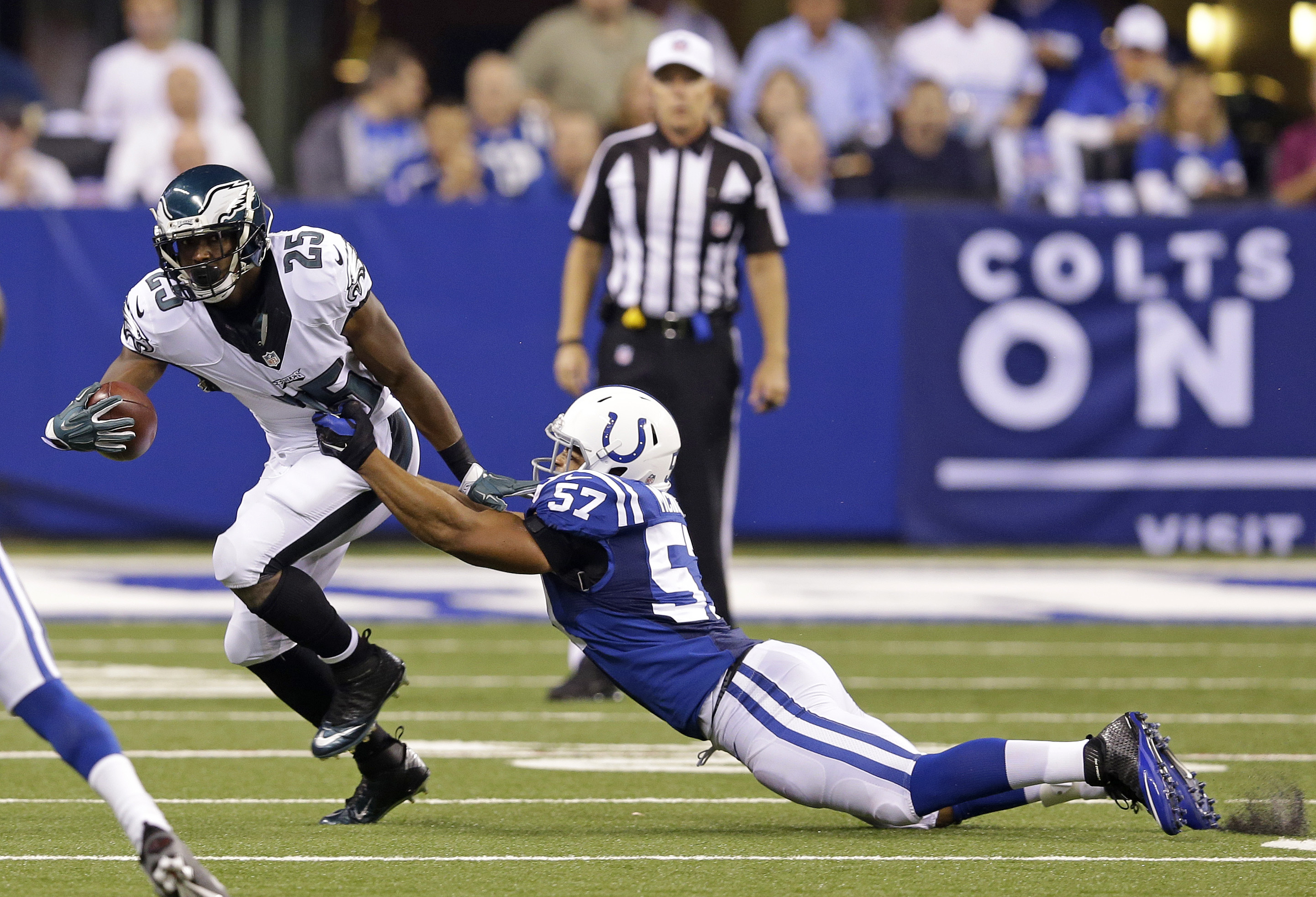 Eagles make right calls in 30-27 win over Colts