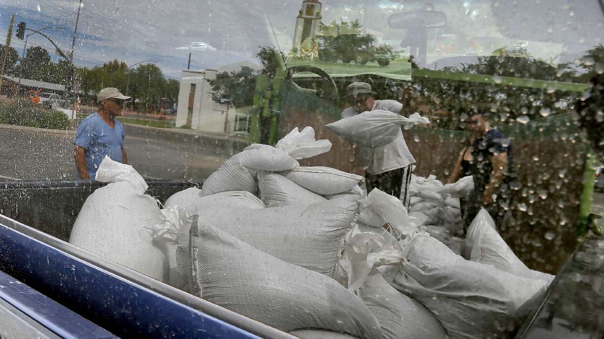 Rain from tropical storm begins falling on Arizona