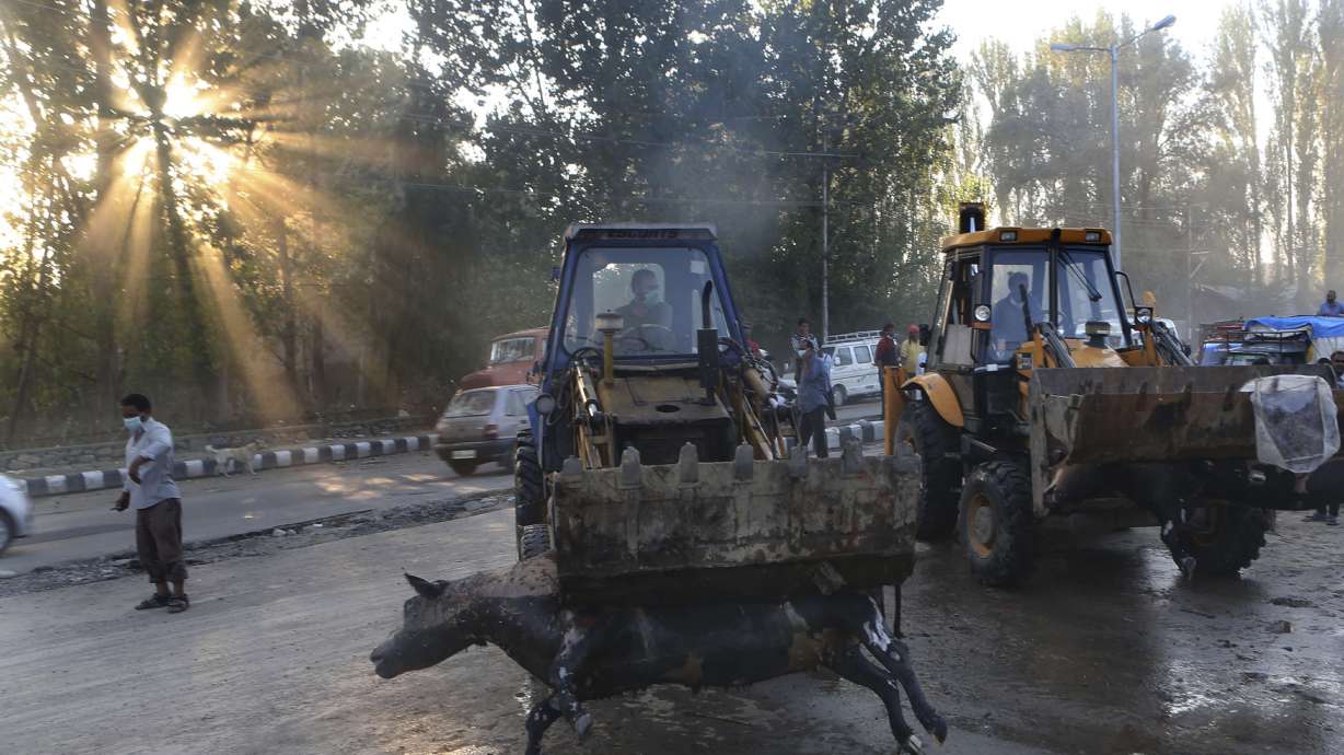 Doctors: Foul floodwaters sicken people in Kashmir