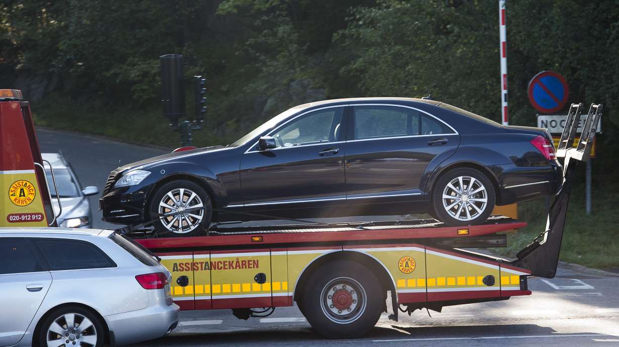 Swedish king involved in car crash, unhurt