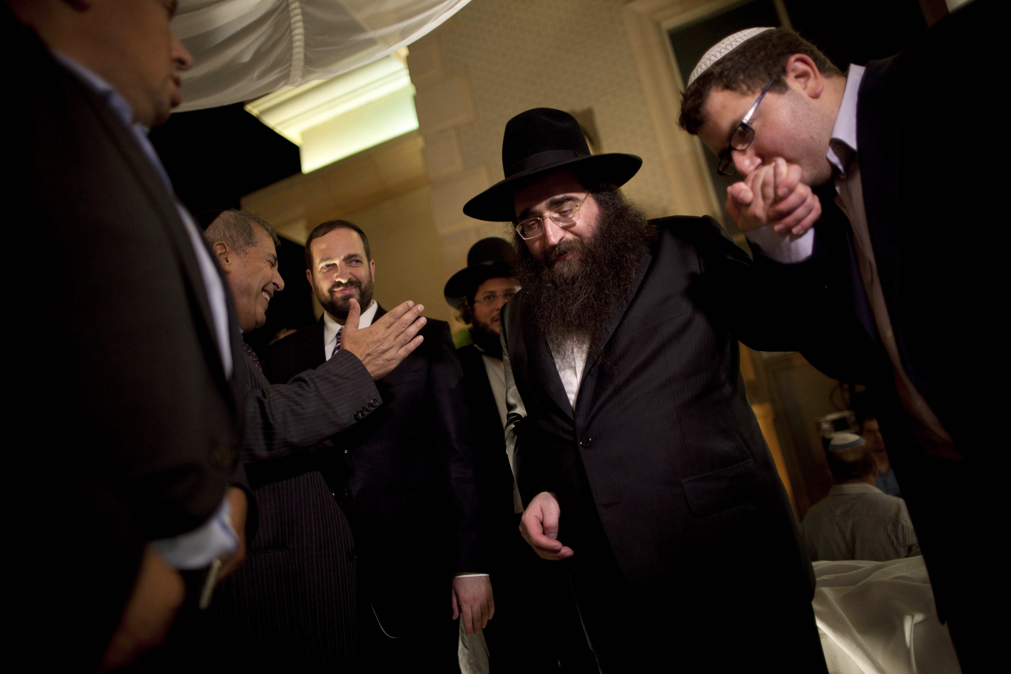 Celebrity rabbi takes plea bargain over bribery