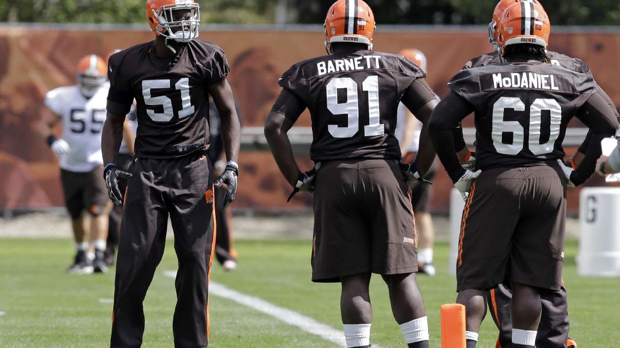 Browns TE, LB Mingo on practice field
