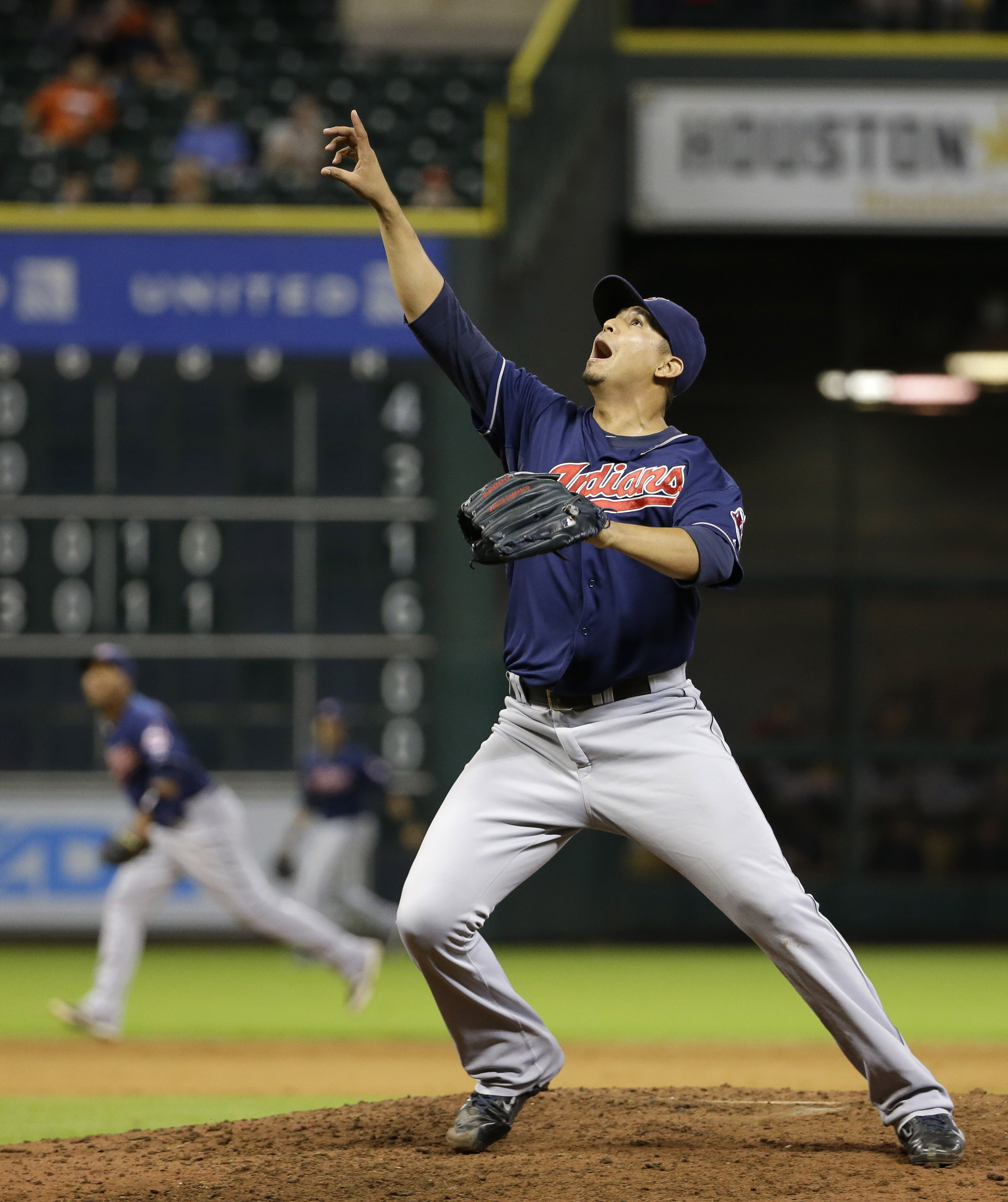 Oberholtzer pitches well as Astros lose to Indians
