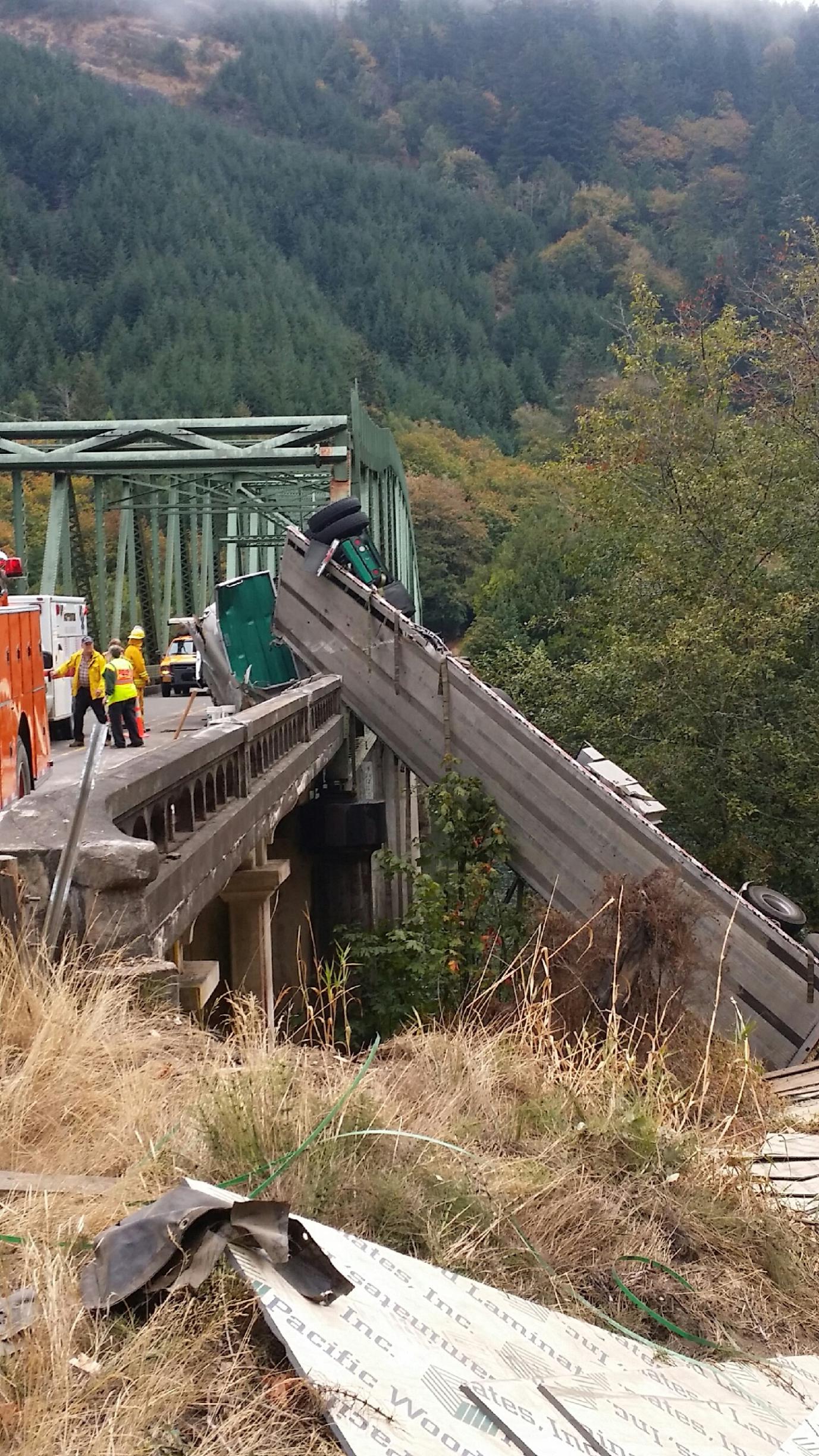 Crash sends truck dangling over Oregon bridge rail