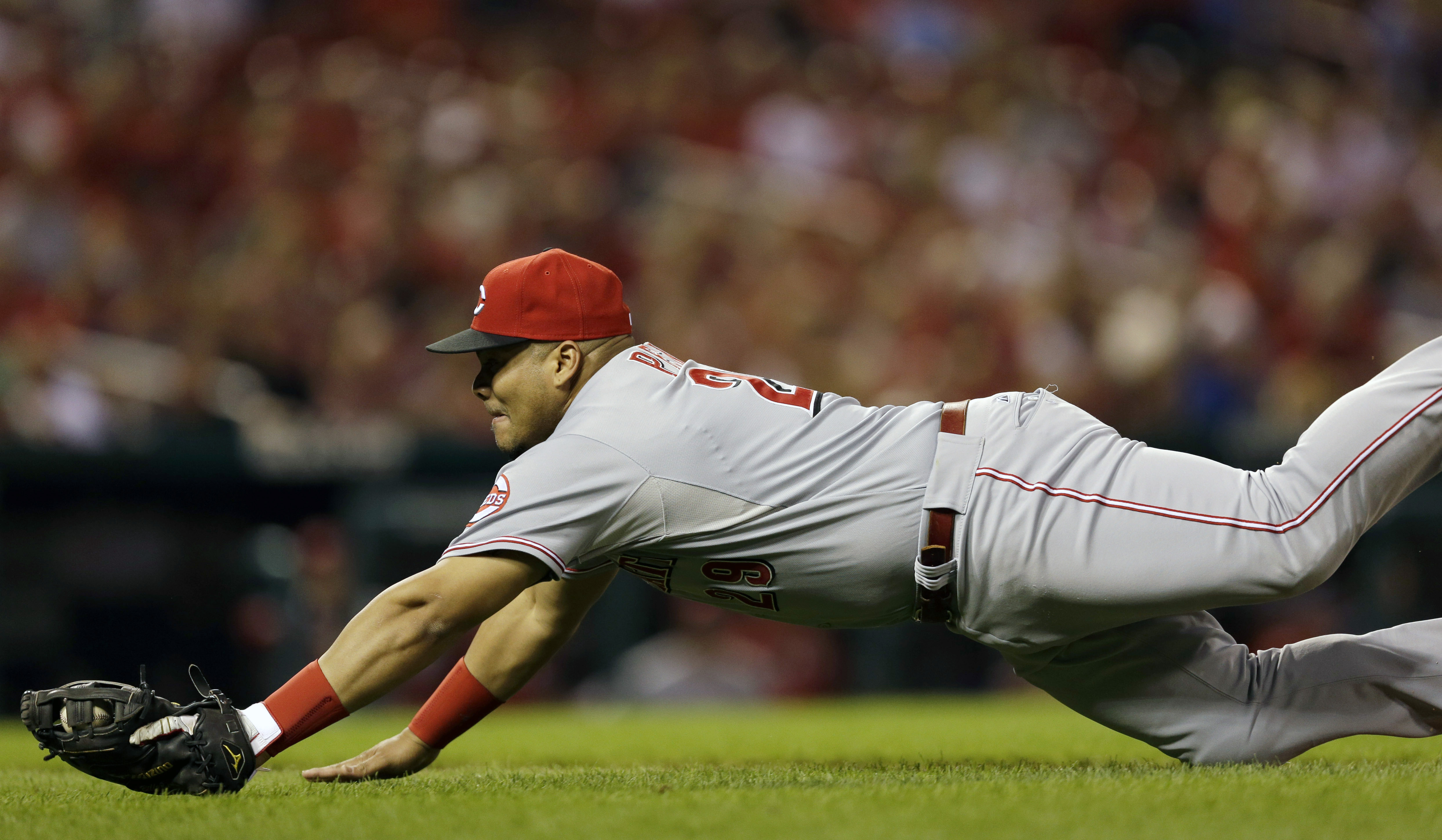 Cardinals beat Reds 2-1, stay 2 1-2 up in Central
