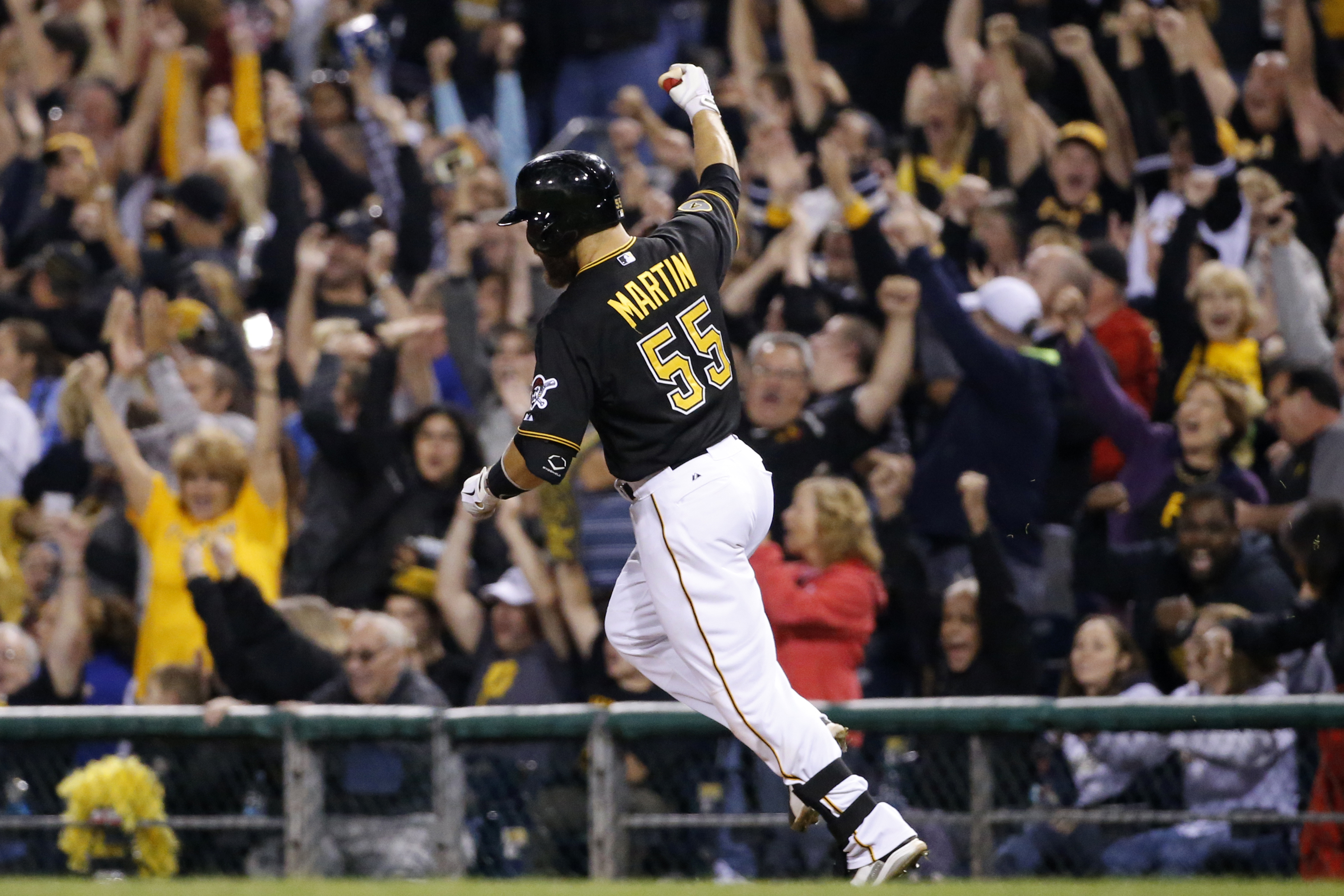 Bullpen collapses, Brewers fall to Pirates 4-2