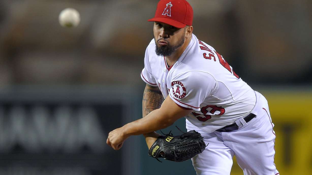 Rangers win 7th straight, rout AL-best Angels 12-3