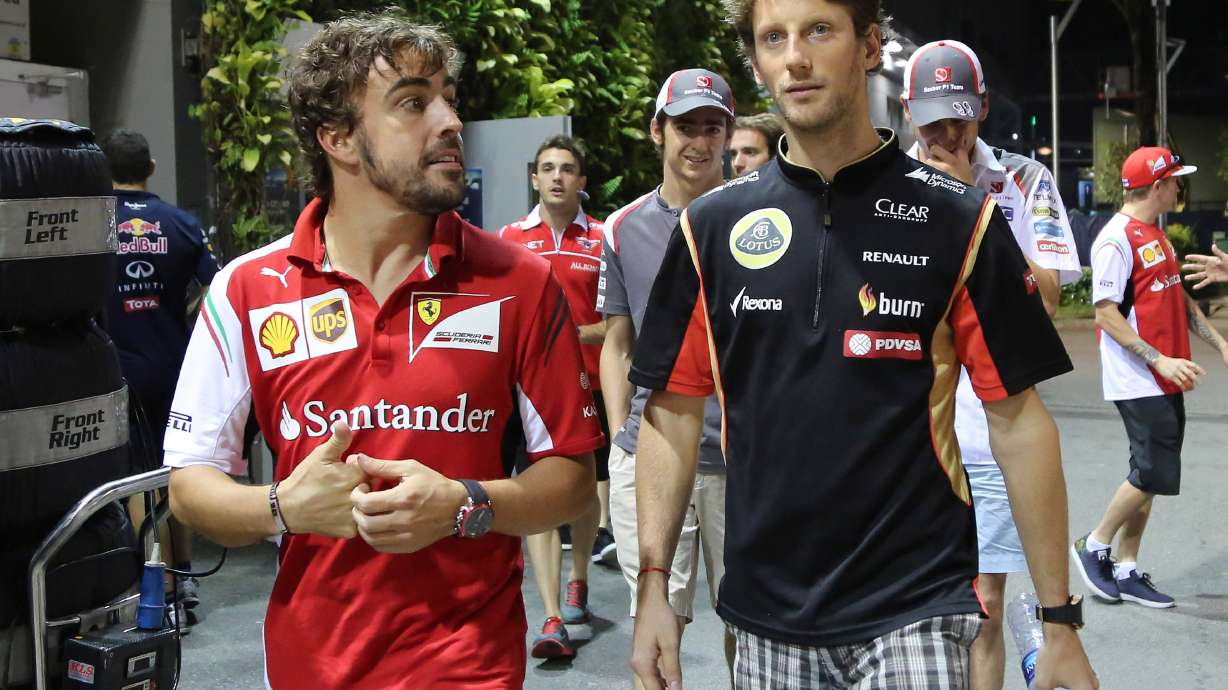 Hamilton beats Rosberg to Singapore pole